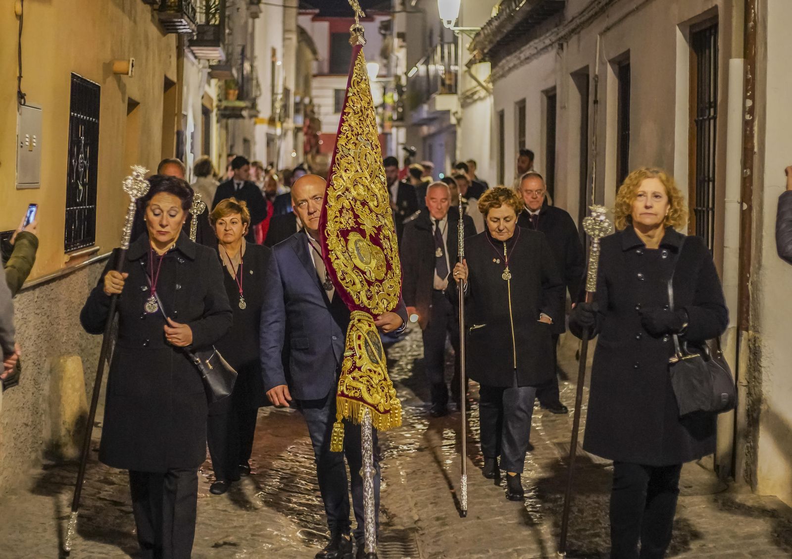 El Señor de la Sentencia, en vía crucis, a los pies de la Alhambra