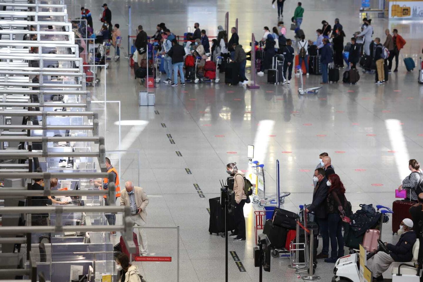 El aeropuerto de Málaga en el primer día de movilidad restringida en Andalucía.