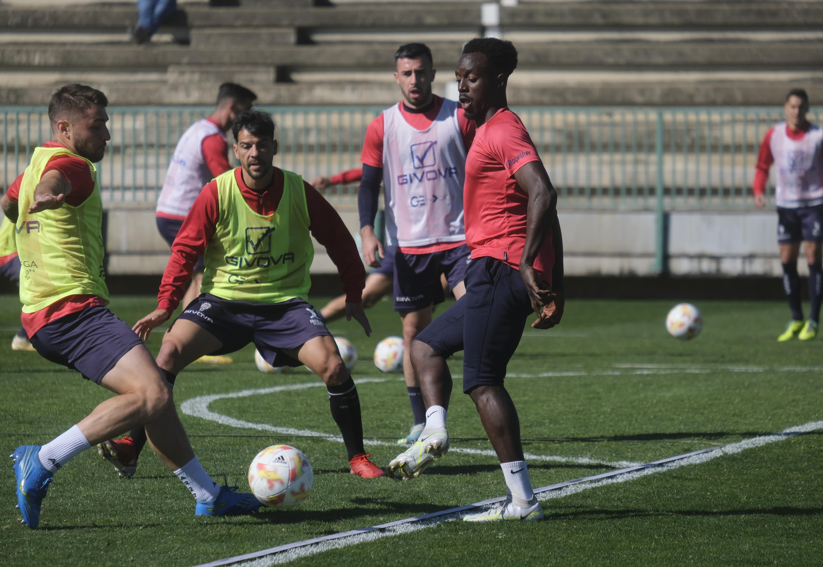 Diarra toca el balón durante el entrenamiento del miércoles. Diarra toca el balón durante el entrenamiento del miércoles.
