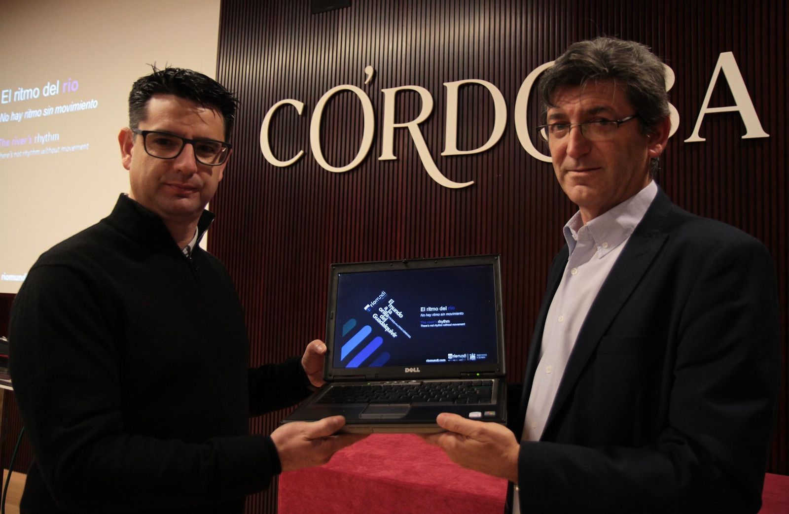 Pedro García y Emilio Mellado, ayer en el Centro de Recepción de Visitantes.