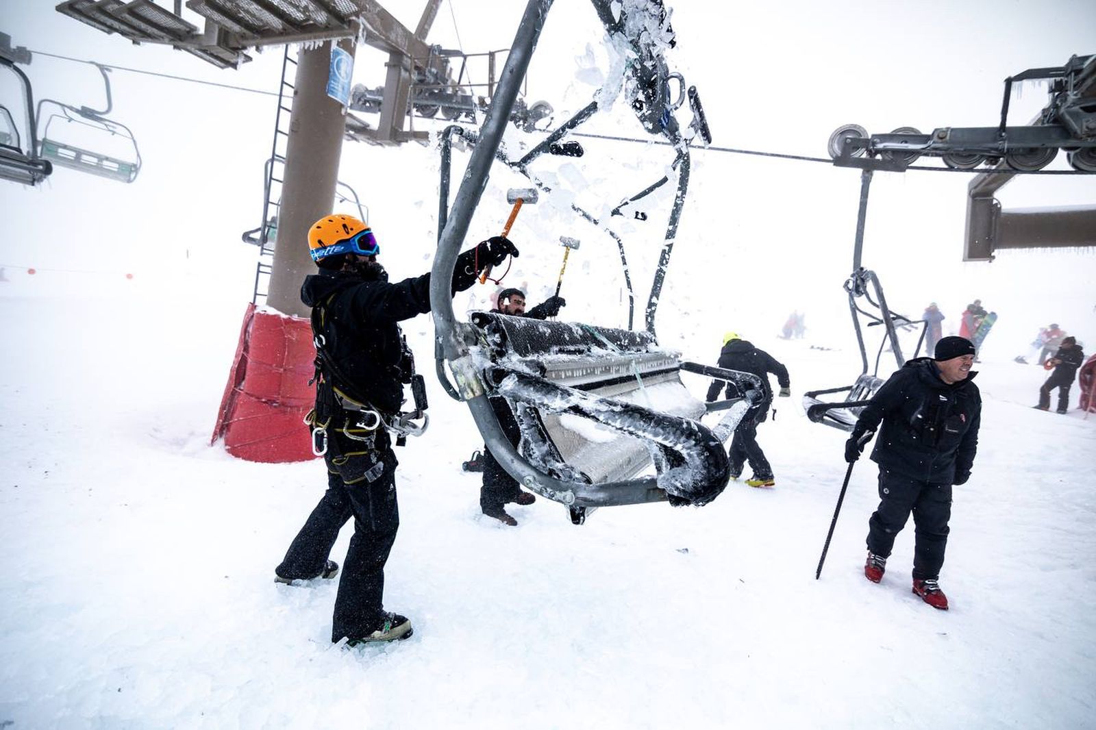 Operarios de Cetursa eliminan el hielo en uno de los remontes de la estación de esquí