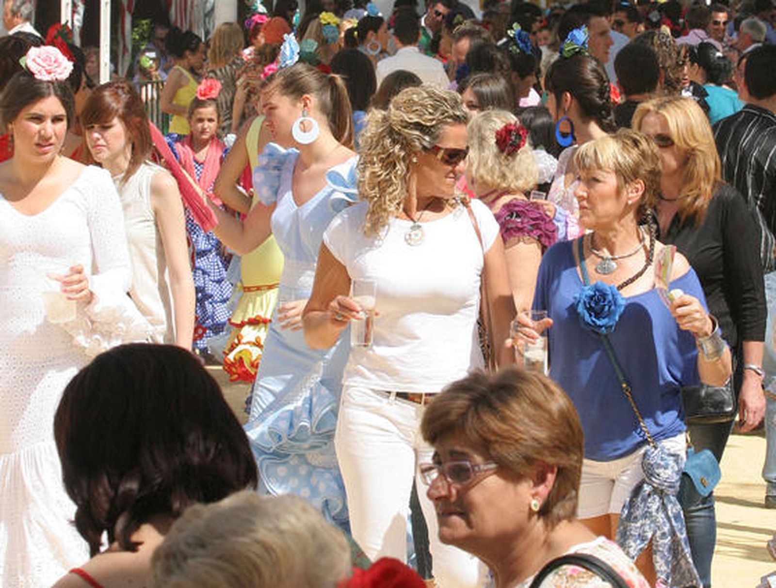 El público asistente disfruta de la jornada del sábado, en el recinto de Las Banderas.

Foto: Andres Mora