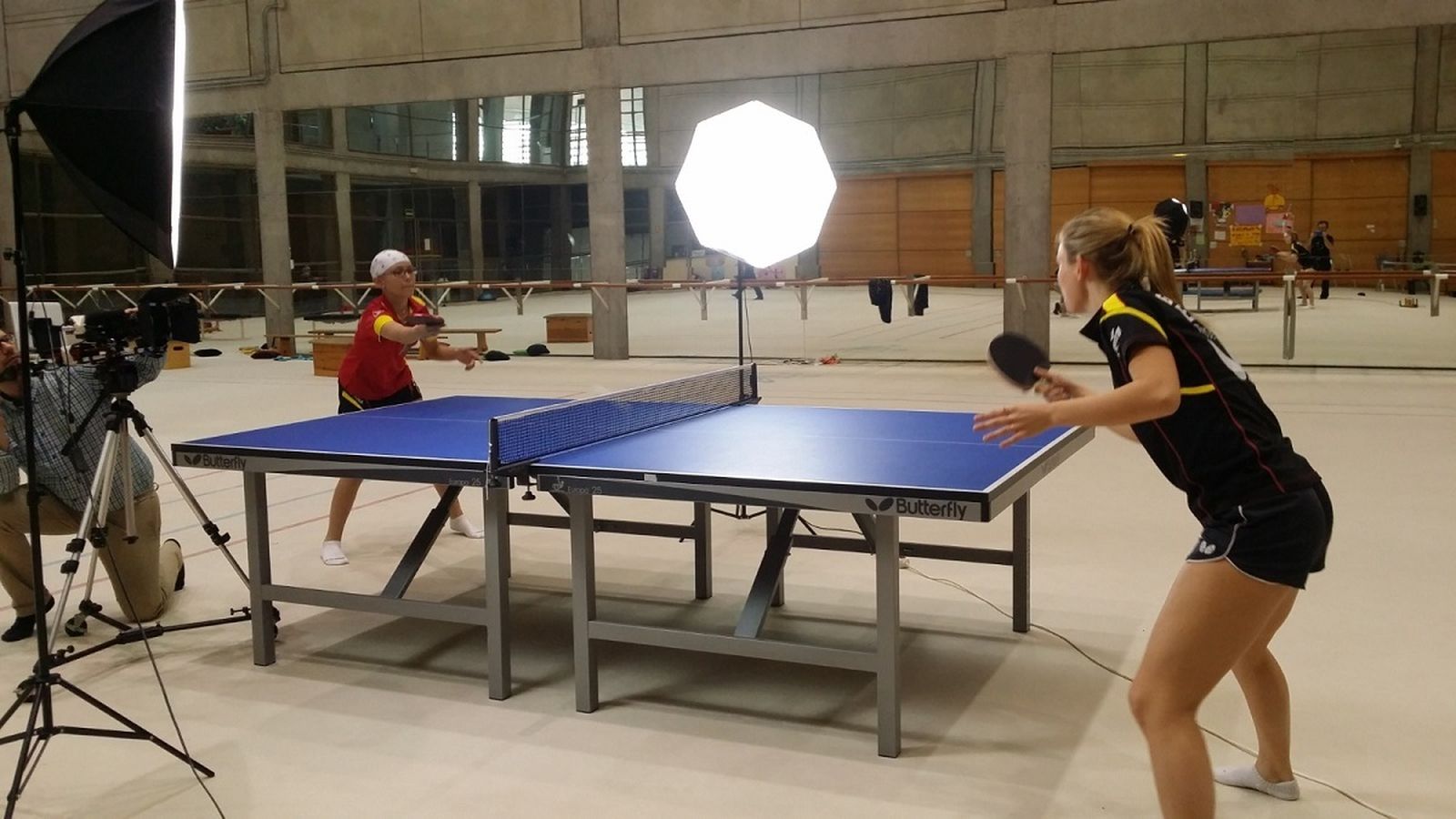 Dvorak jugando con Ángela Ortiz en el CAR de Madrid.