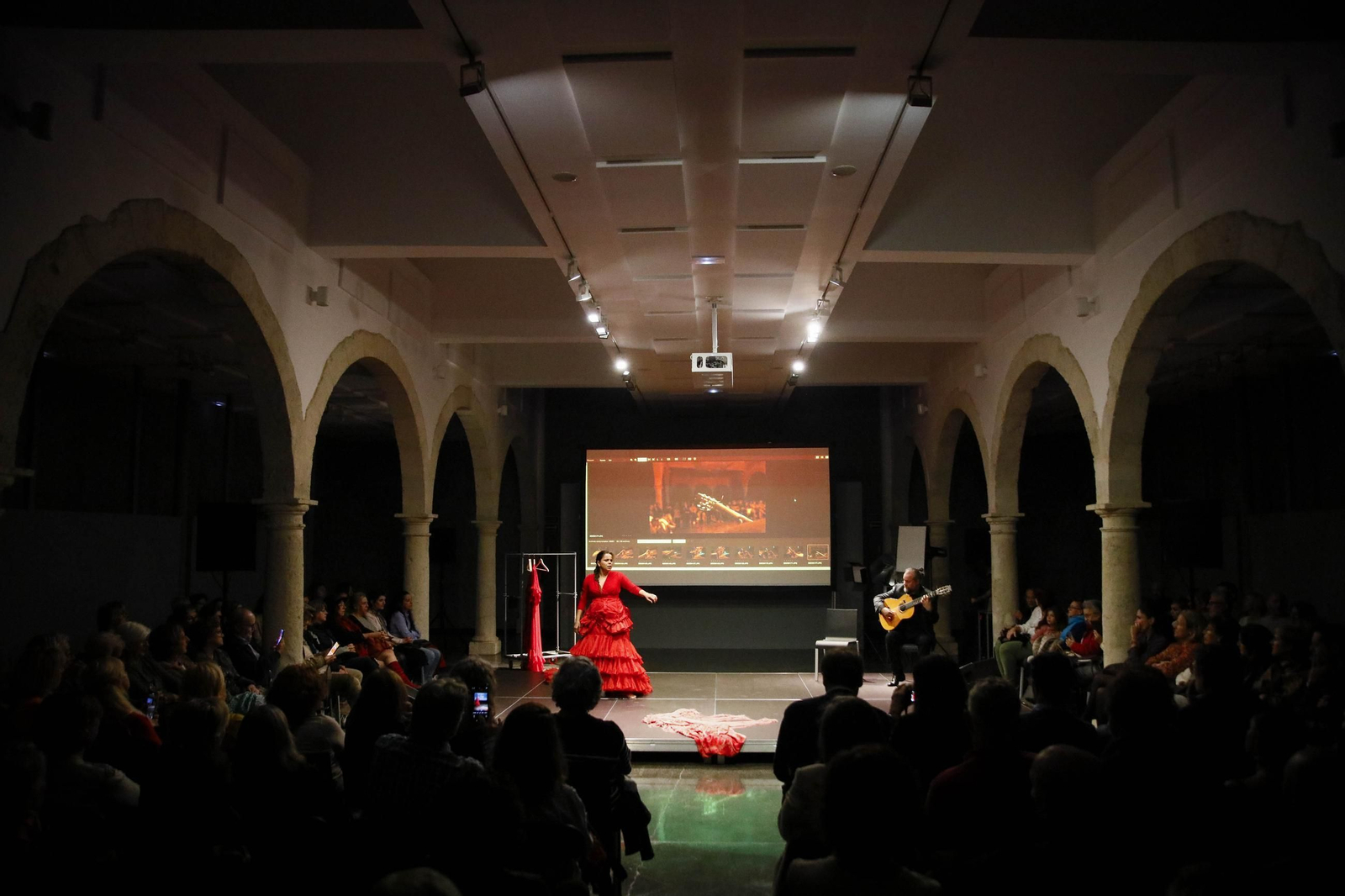 El Centro Andaluz de la Fotografía de Almería presenta el calendario 2025 con la actuación de la bailaora María Moreno, en imágenes
