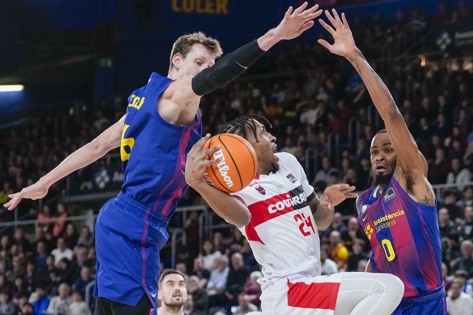 Jassel Pérez trata de anotar ante dos jugadores del Barça