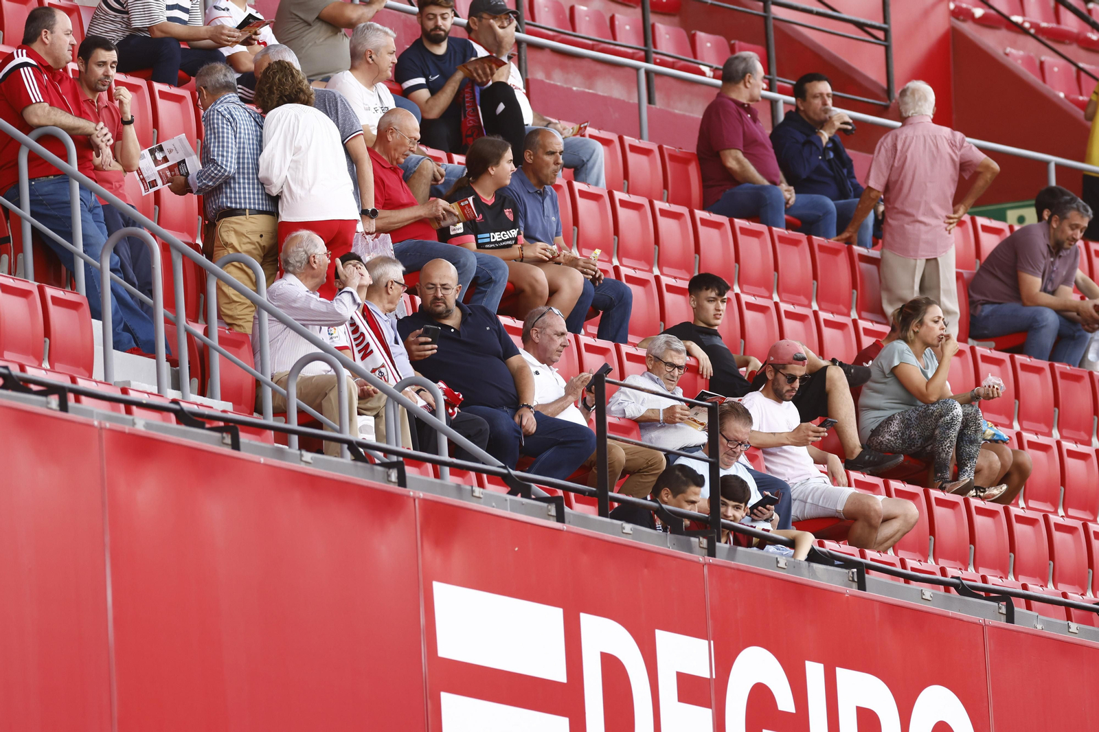 Búscate en las fotos del Sevilla-Valencia