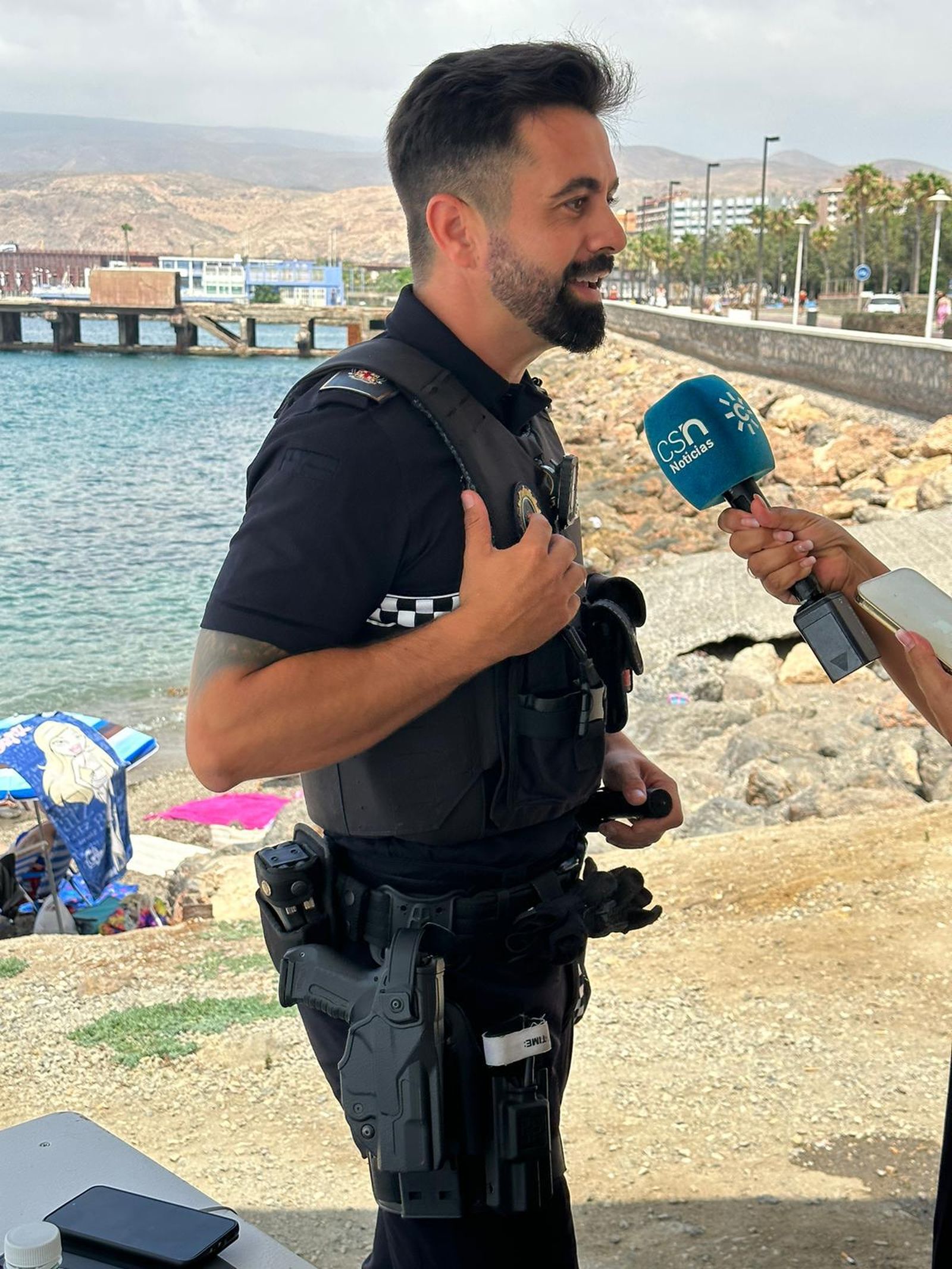 Uno de los agentes que protagonizó el rescate en la madrugada del jueves en la playa de San Miguel de la capital