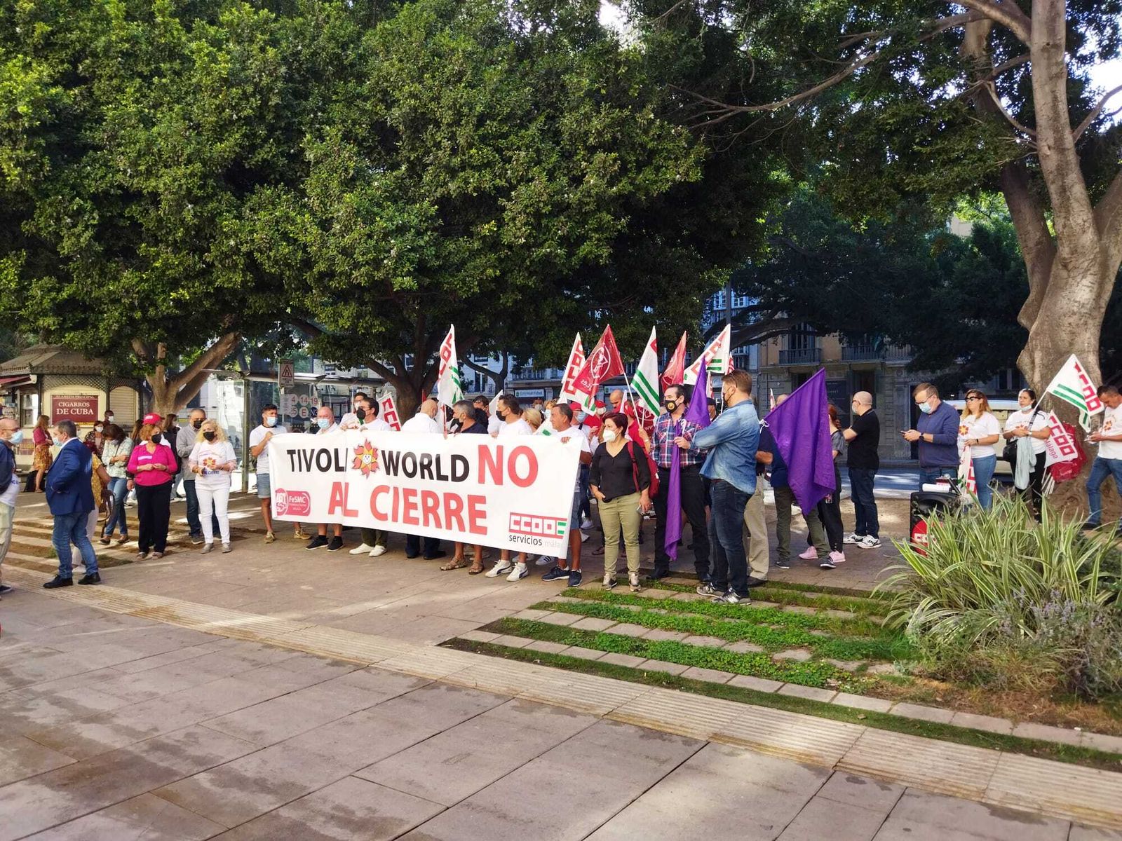 Vista de la concentración de los trabajadores de Tívoli en la Delegación del Gobierno autonómico en Málaga.