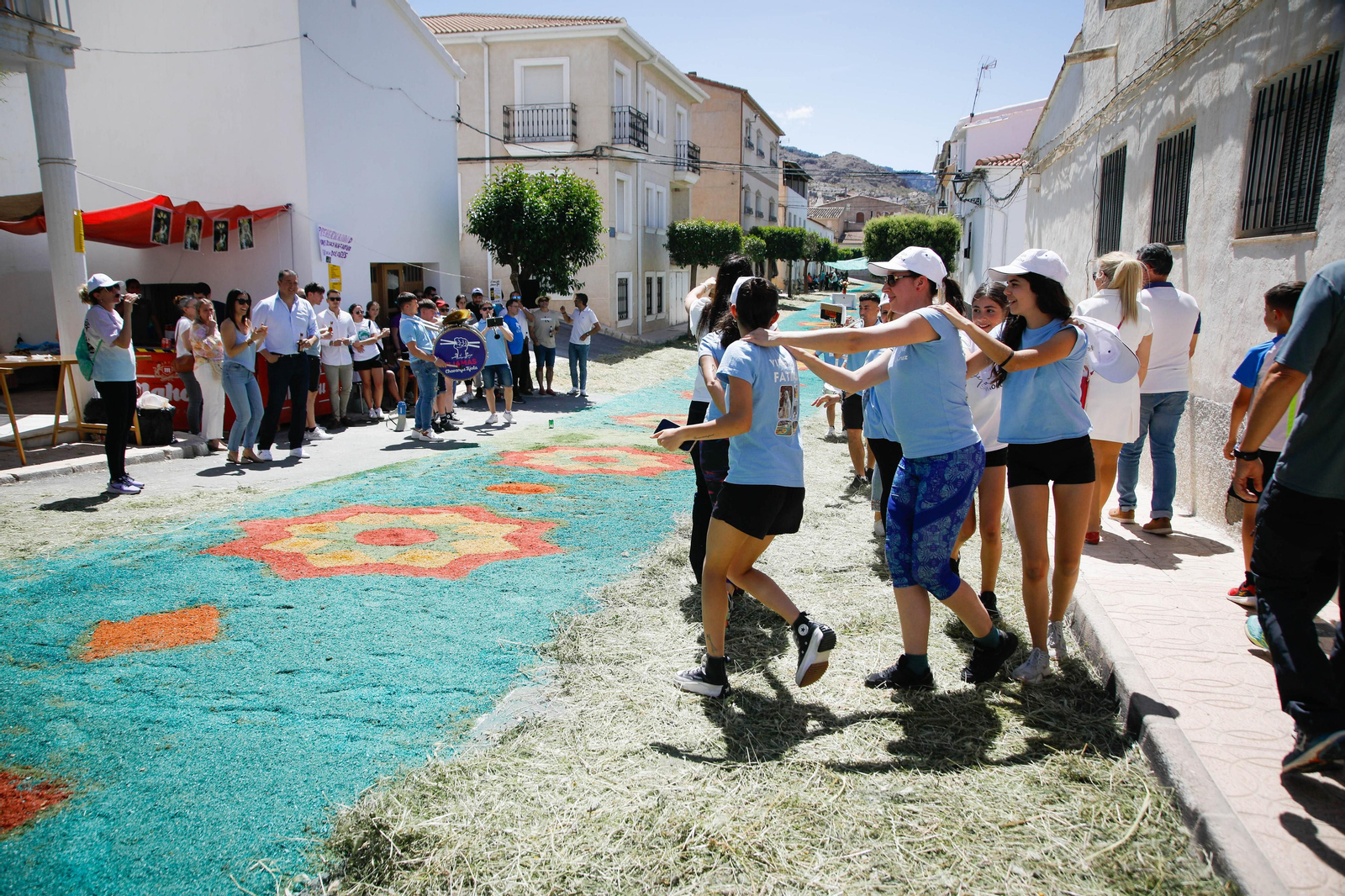 Así es la gran alfombra de serrín para que levite la Virgen de Fátima de Tíjola