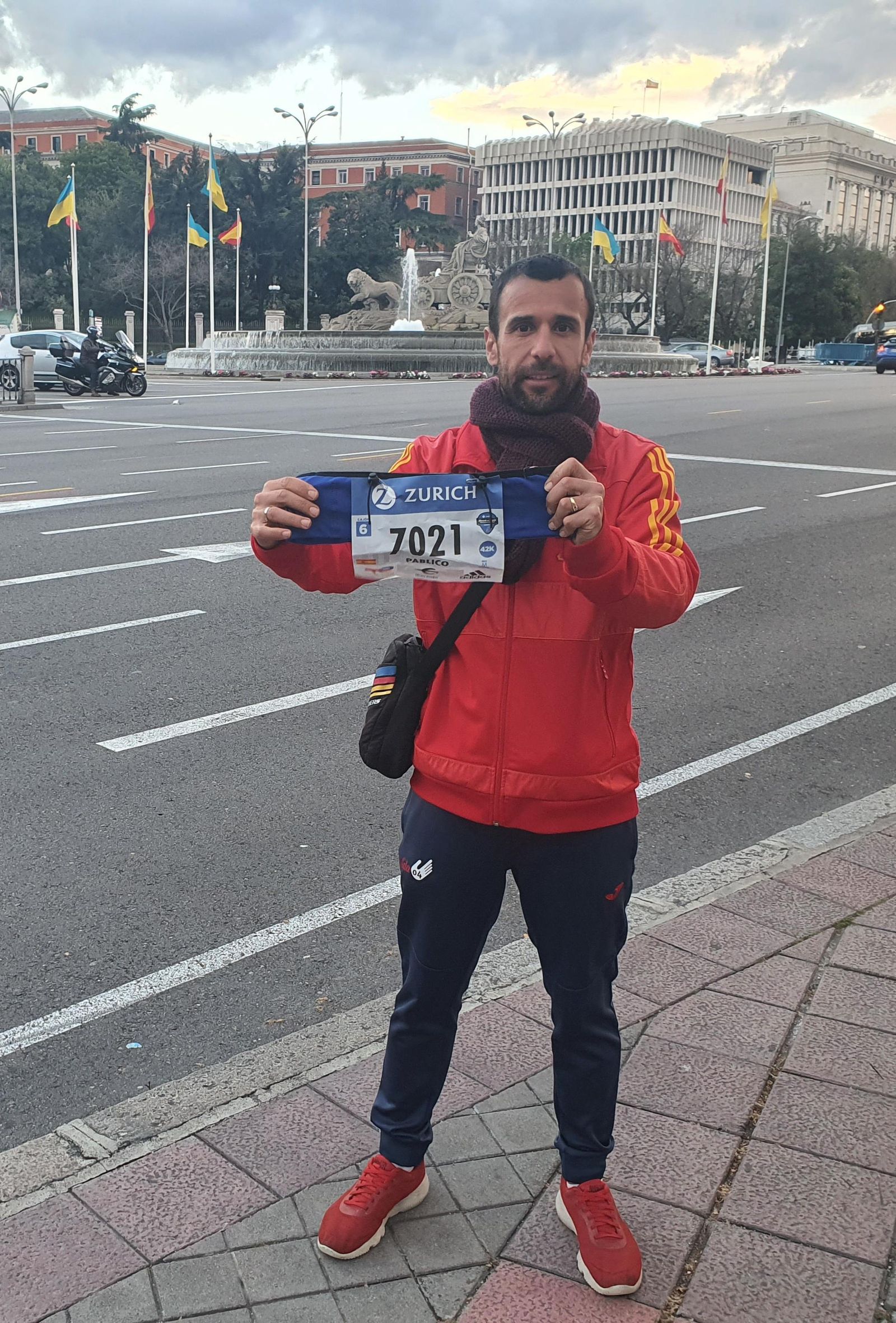 Con el dorsal, ante Cibeles.