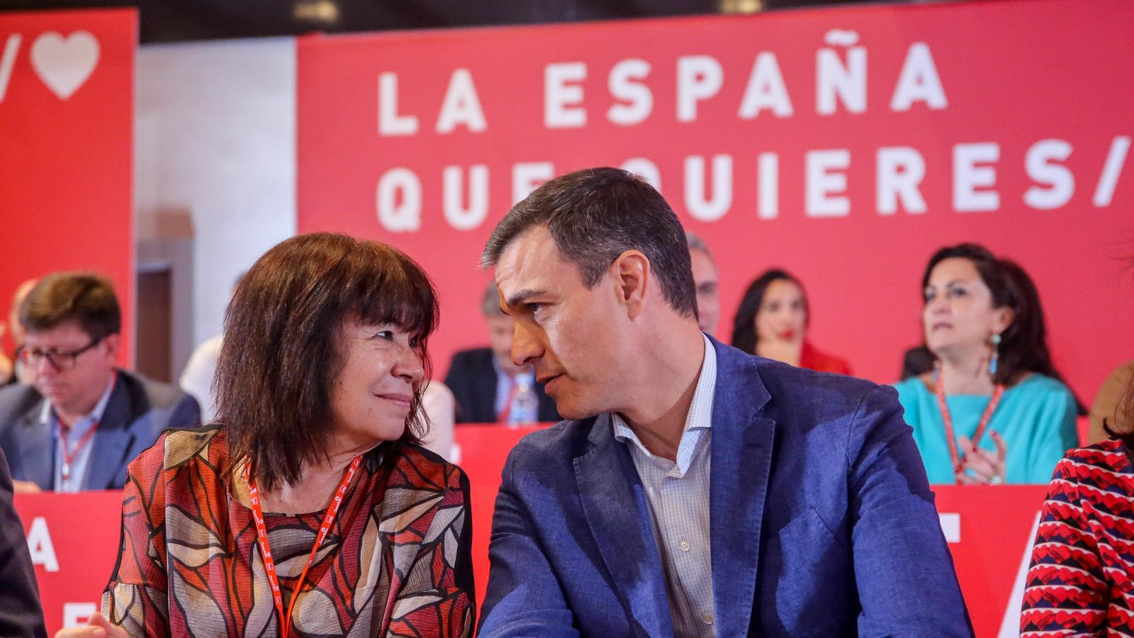Sánchez conversa con Narbona en el Comité Electoral del PSOE