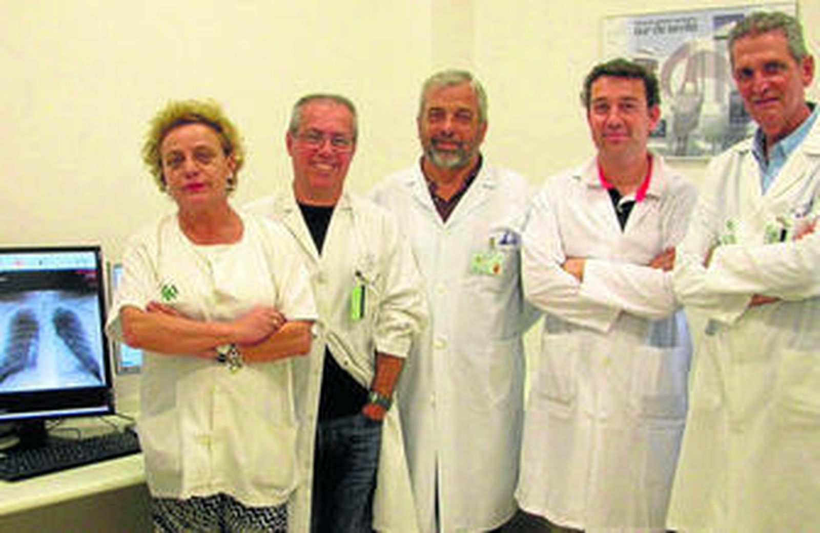 Especialistas y responsables en el servicio de telerradiología, que dirige el doctor Rafael Aznar, a la derecha.