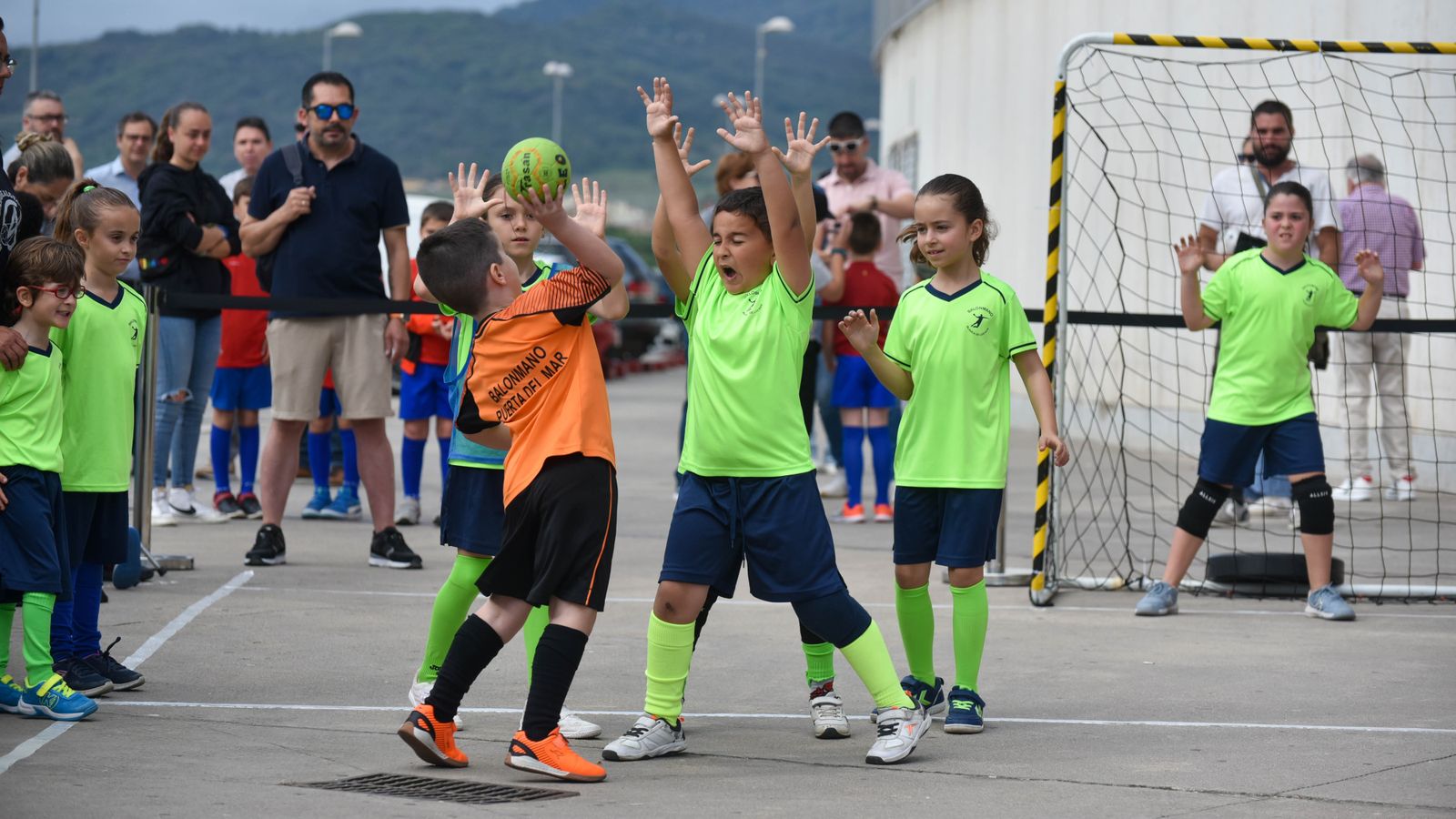Las fotos de la I jornada de minibalonmano en el Puerta Europa de Algeciras