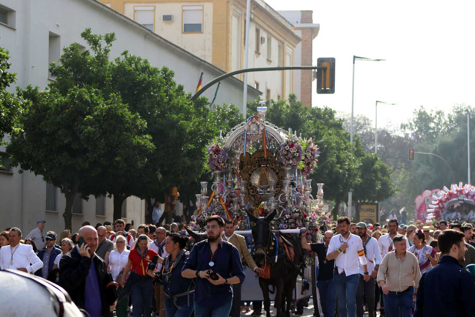 El Rocío 2023: Imágenes de la Hermandad de Emigrantes en su salida de Huelva
