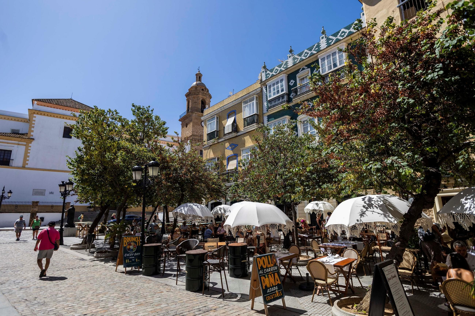 Actividad hostelera en la calle Plocia.