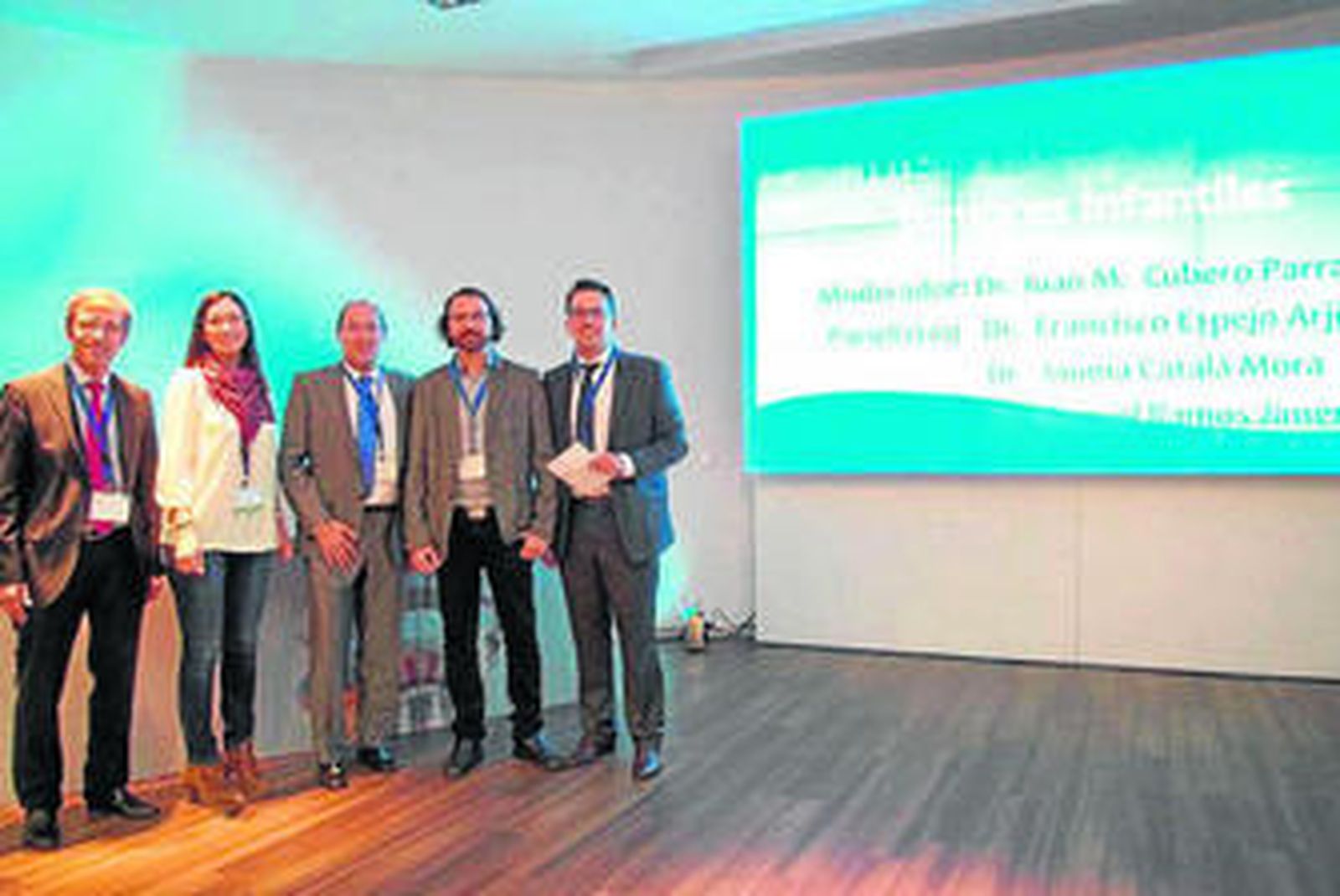 Torres (centro), junto a componentes de una de las mesas redondas.