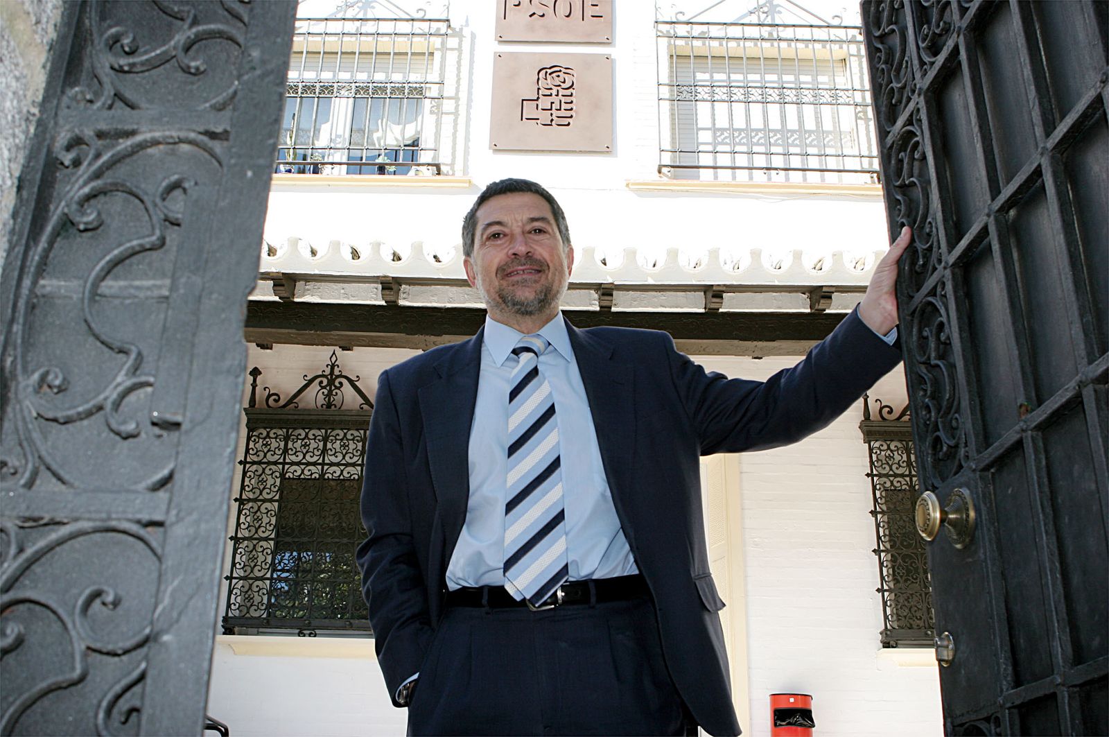 Javier Barrero, toda una vida ligado a la política onubense en imágenes