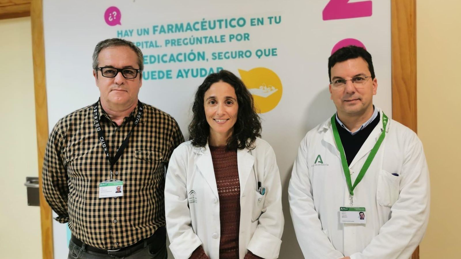 La jefa del servicio de Farmacia Hospitalaria de Valme, Esther Márquez; a la derecha el farmacéutico que ha impulsado la herramienta, Ramón Morillo, y a la izquierda el jefe de servicio TIC, Agustín Vera.