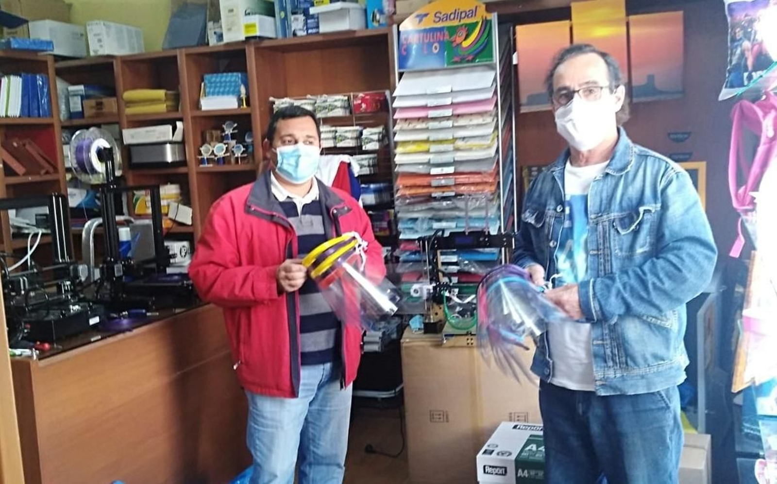 Recogida del material de protección por parte del presidente de los hosteleros. Recogida del material de protección por parte del presidente de los hosteleros.