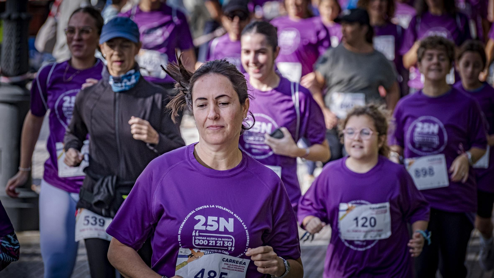Búscate entre las imágenes de la III Carrera de Cádiz por la Eliminación de la Violencia contra las Mujeres