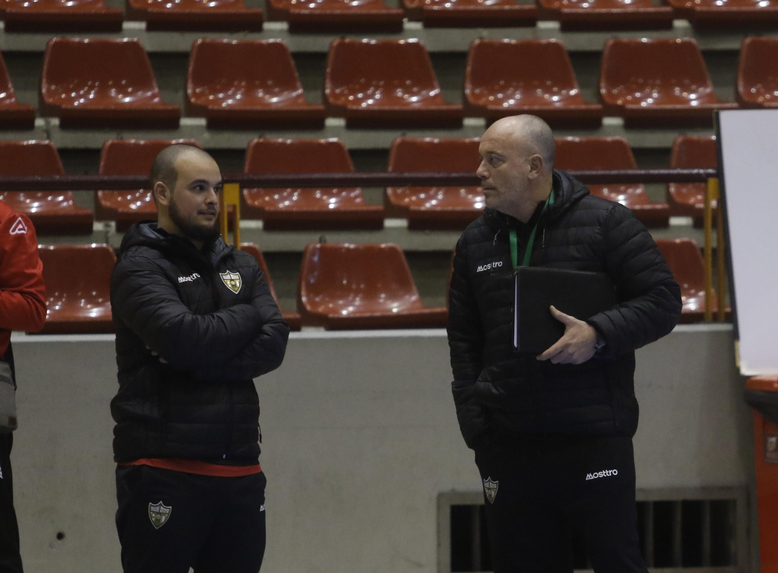 Macario charla con uno de sus asistentes durante un entrenamiento en Vista Alegre. Macario charla con uno de sus asistentes durante un entrenamiento en Vista Alegre.