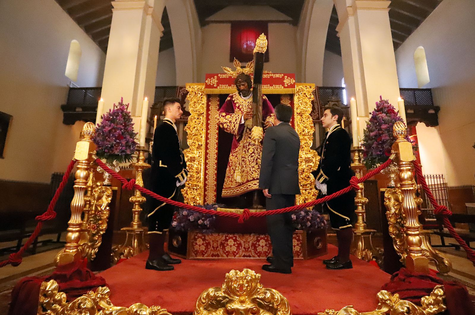 Imágenes de la bendición la la nueva túnica del Señor de Pasión y posterior besamanos