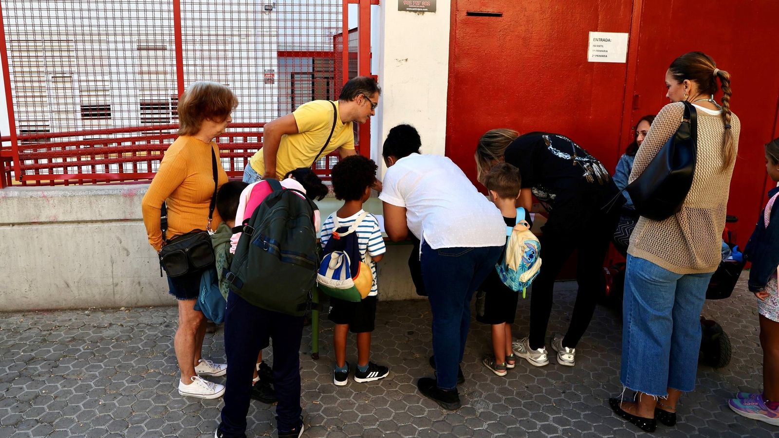 Recogida de firmas en el CEIP Calvo Sotelo.