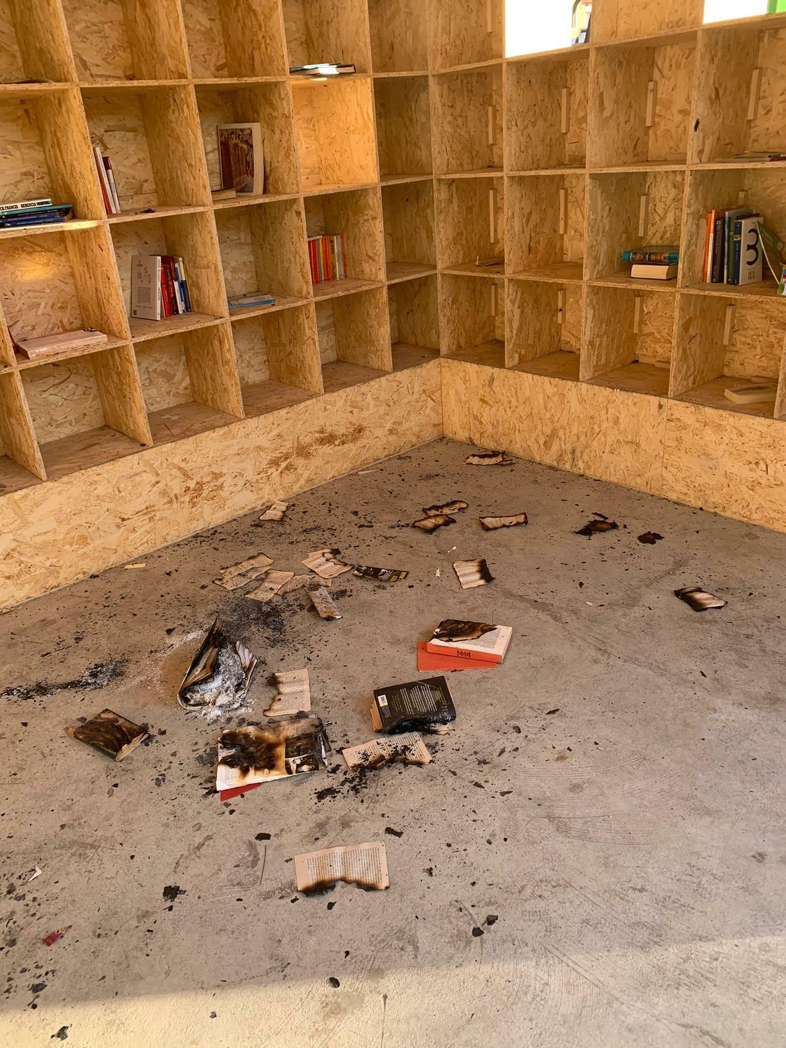 Daños en la biblioteca al aire libre de El Cercado.