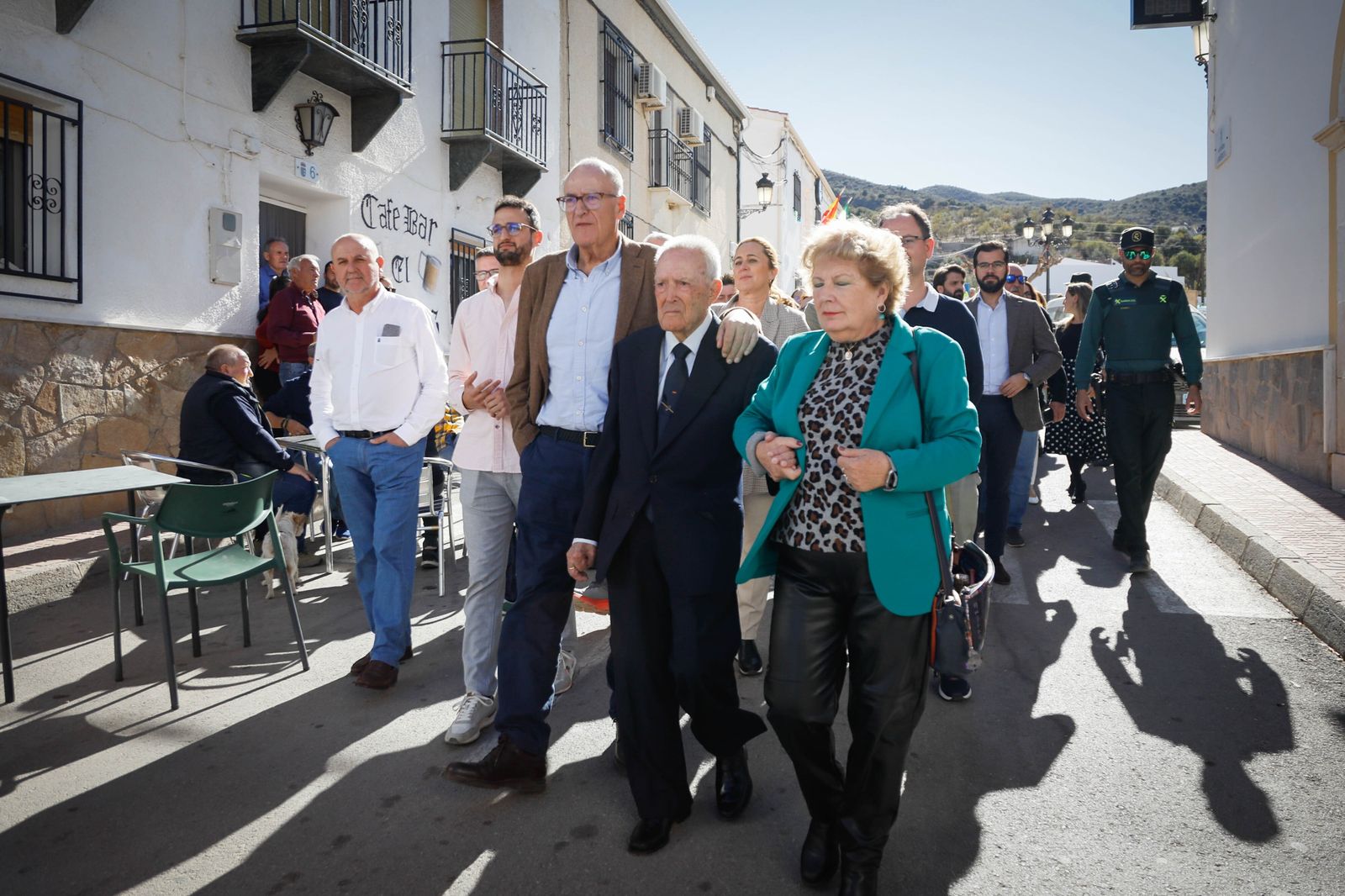 El alcalde de Chercos, José Antonio Torres, de 98 años, es acompañado a su casa tras la moción de censura.