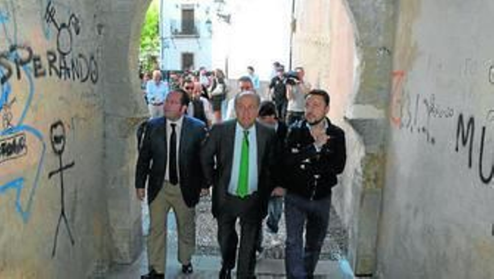 El alcalde durante su visita del pasado miércoles al histórico barrio.