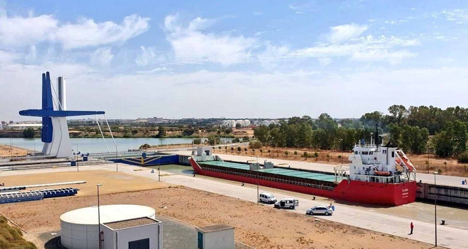 El buque 'Clara' en la esclusa Puerta del Mar.