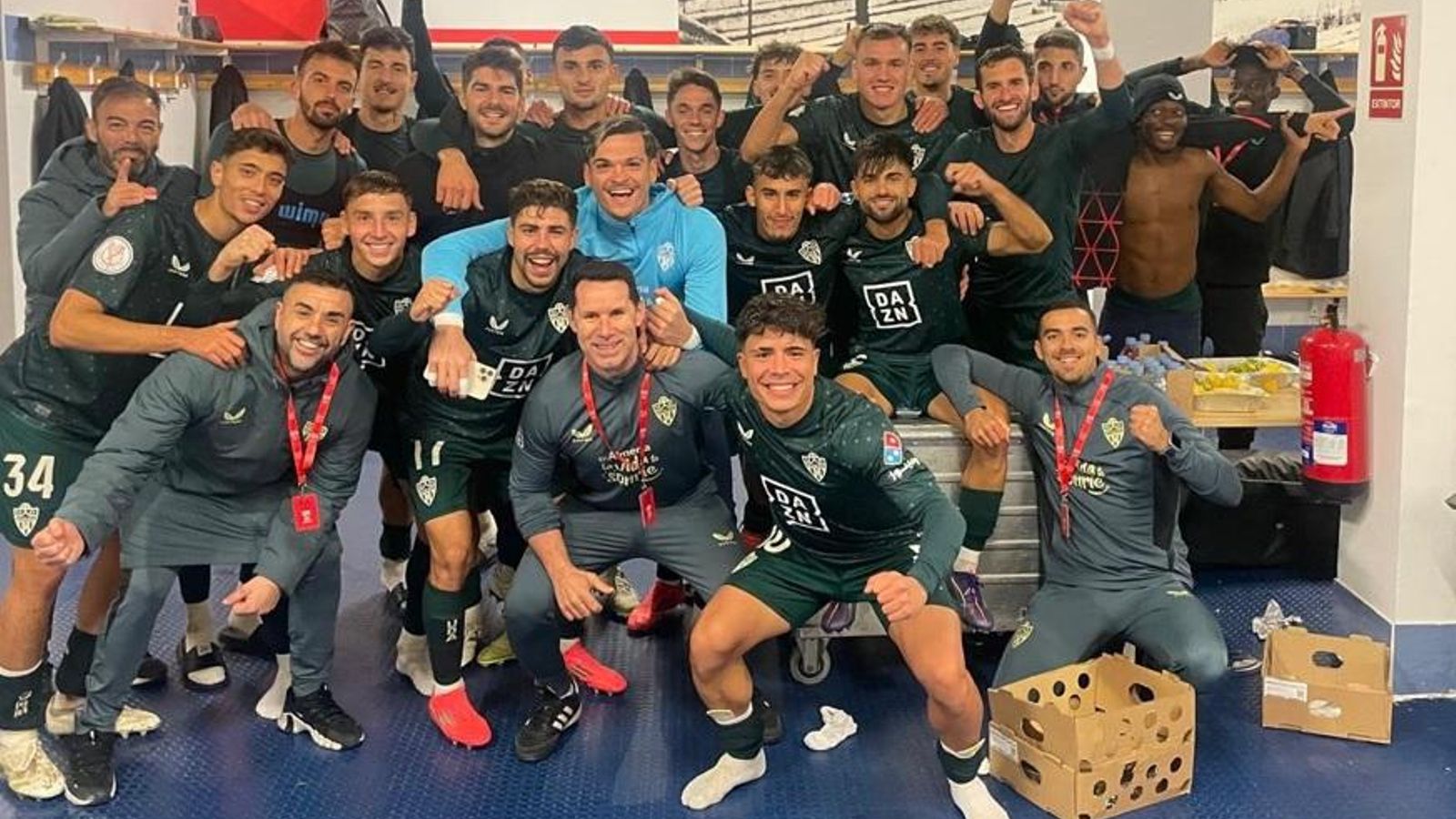 Baba, a la derecha de la imagen, acompañó a sus compañeros en León tras visitar al especialista de rodilla en Madrid