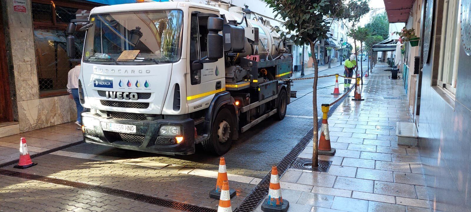 Uno de los camiones hidrolimpiadores que están actuando en la calle Real, en Estepona.