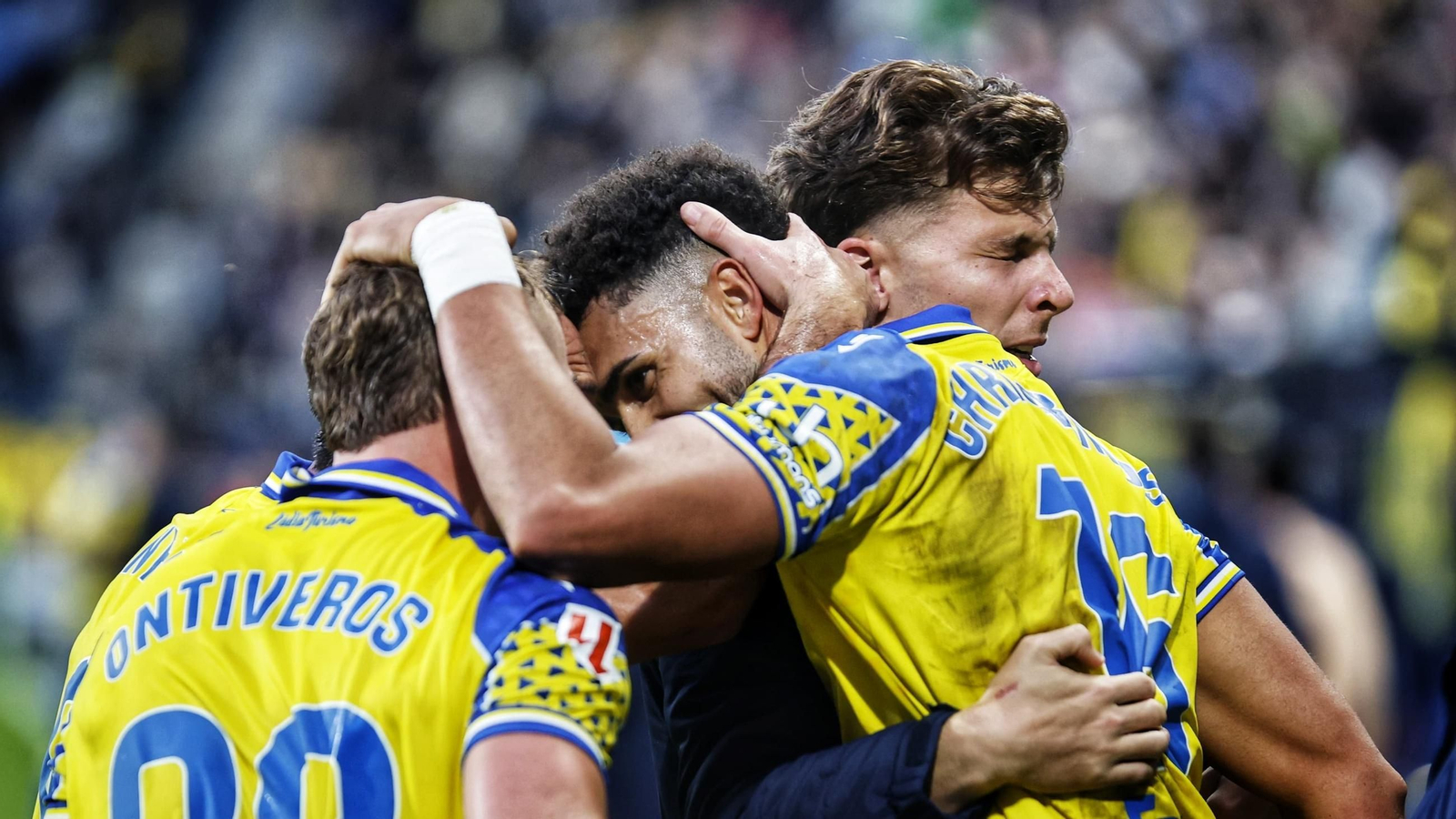 Chris Ramos es felicitado tras transformar el penalti.