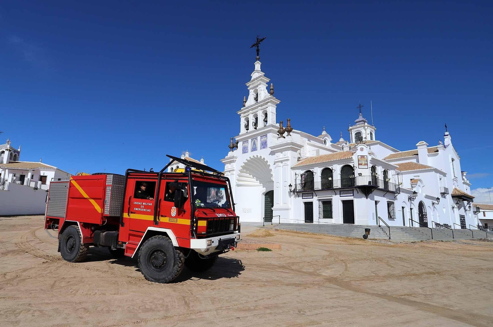 La UME se despliega en El Rocío.