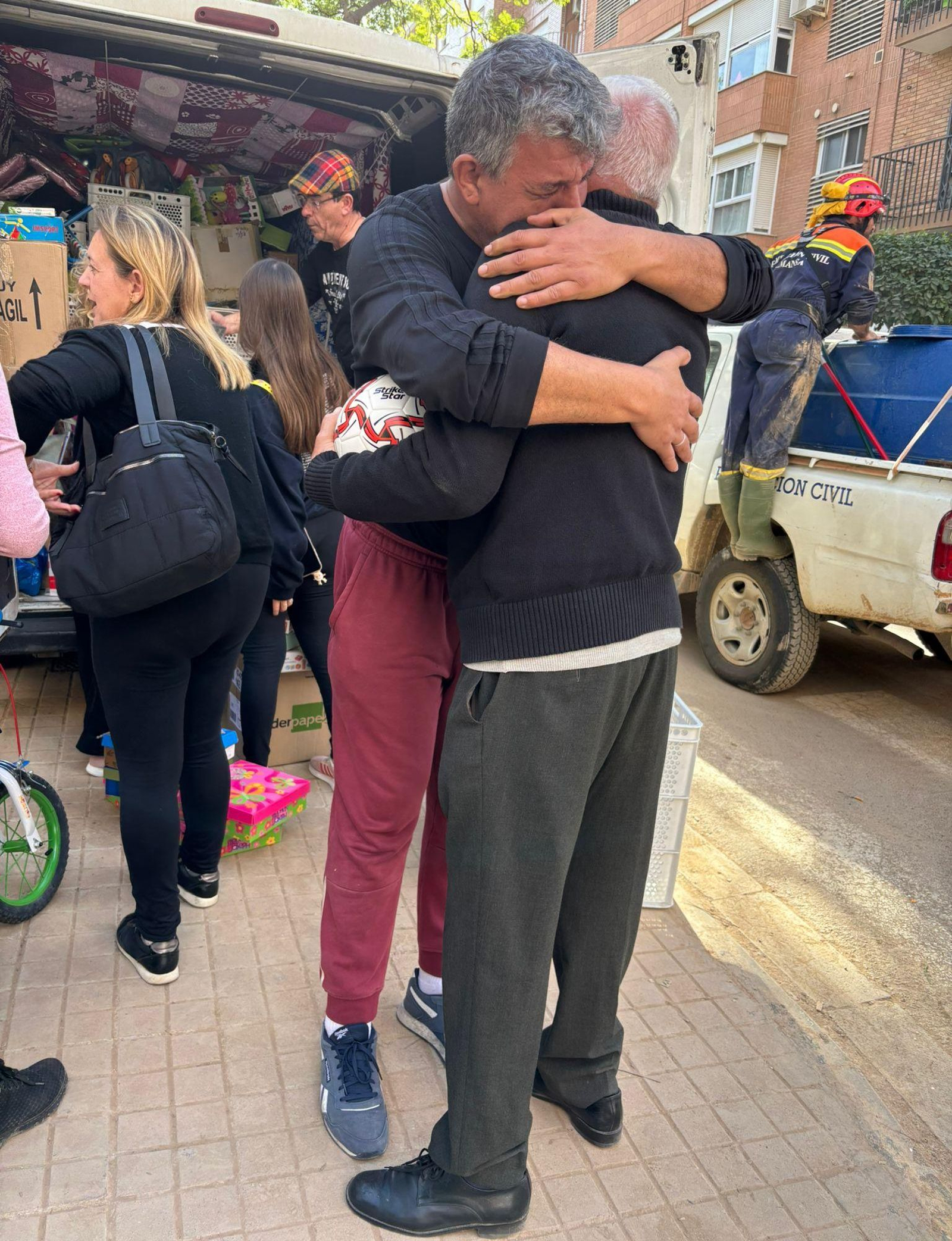 Emoción en la entrega de juguetes en Valencia.