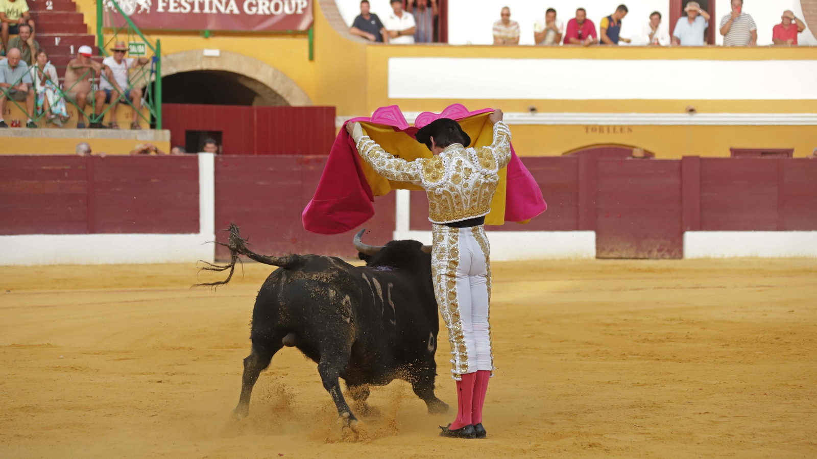 Fotos de la corrida del jueves de la Feria de La Línea: Diego Ventura, José María Manzanares y Roca Rey