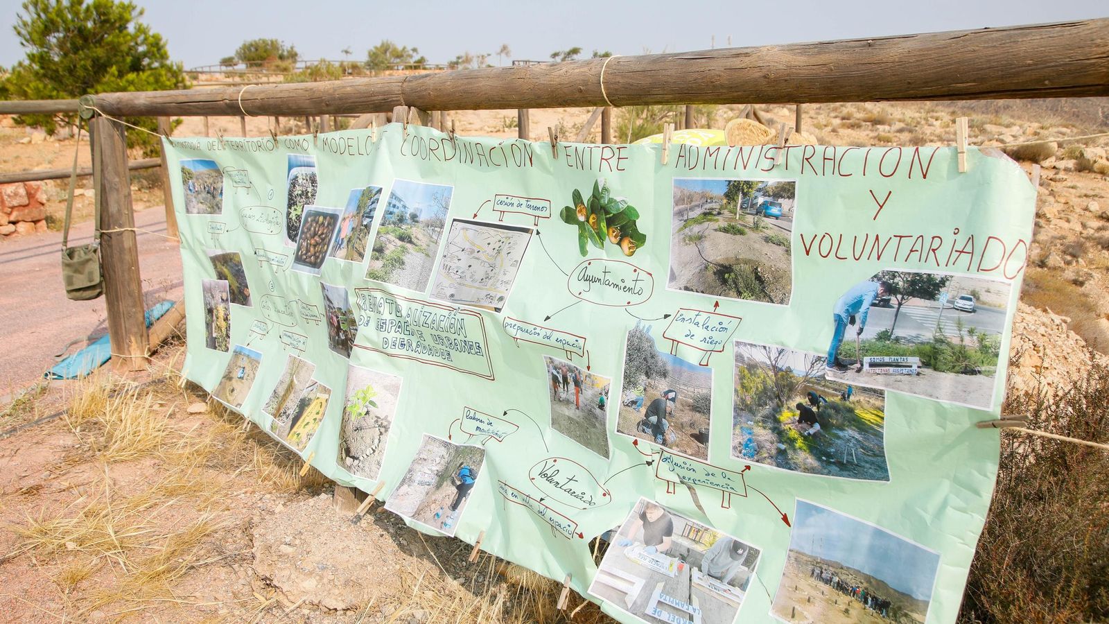 Una pancarta desplegada explica el acuerdo de custodia del territorio propuesto a la espera de que finalmente el Ayuntamiento se haga cargo del cuidado del sendero.