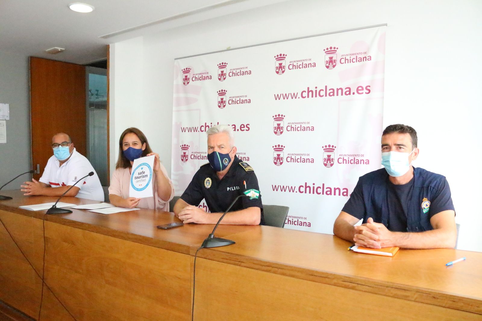 Delegada y cuerpos de seguridad presentan el distintivo conseguido.