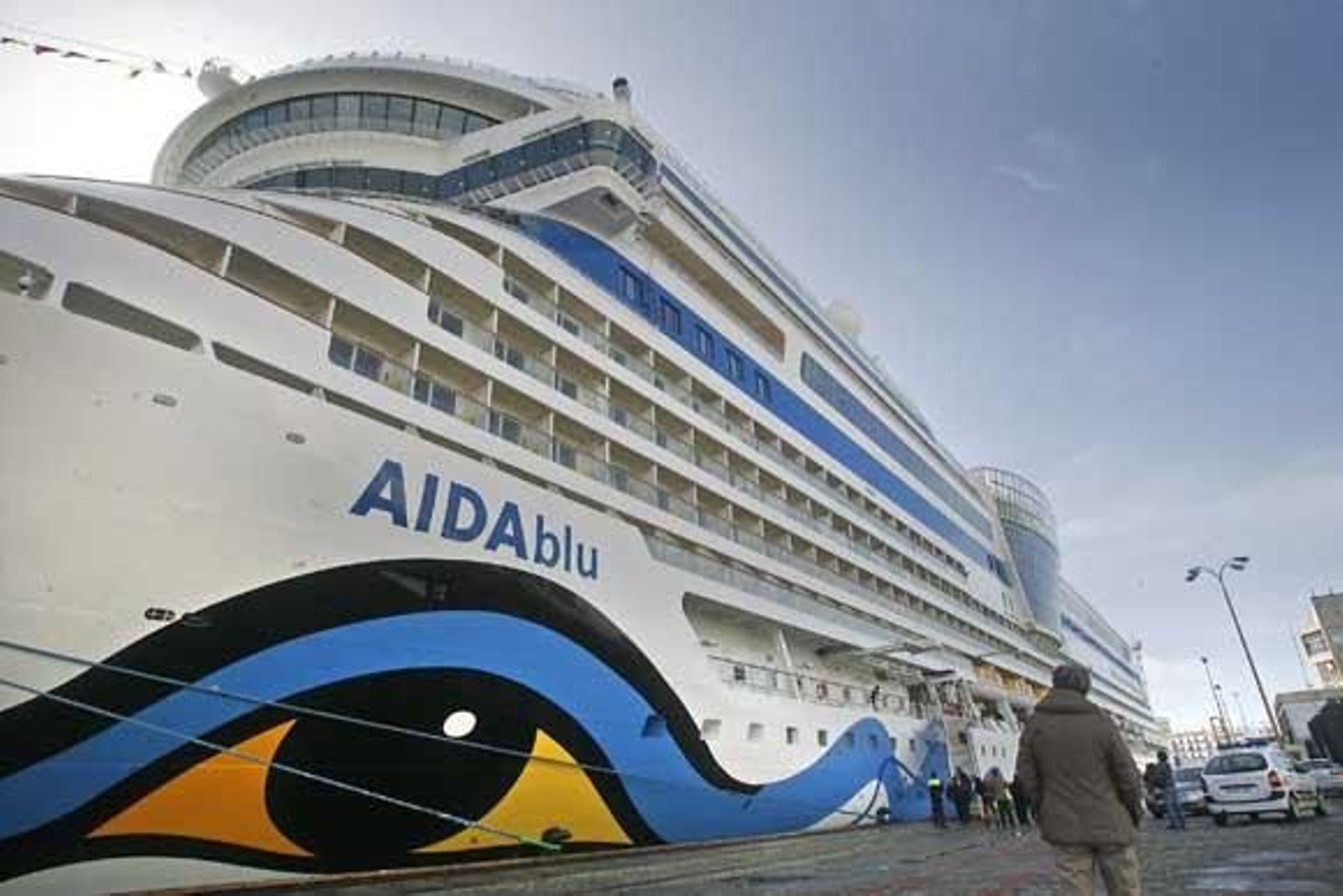 El 'Aidablu' es el primero de los 300 buques de este tipo que atracarán este año en el Puerto de Cádiz

Foto: Joaquin Pino