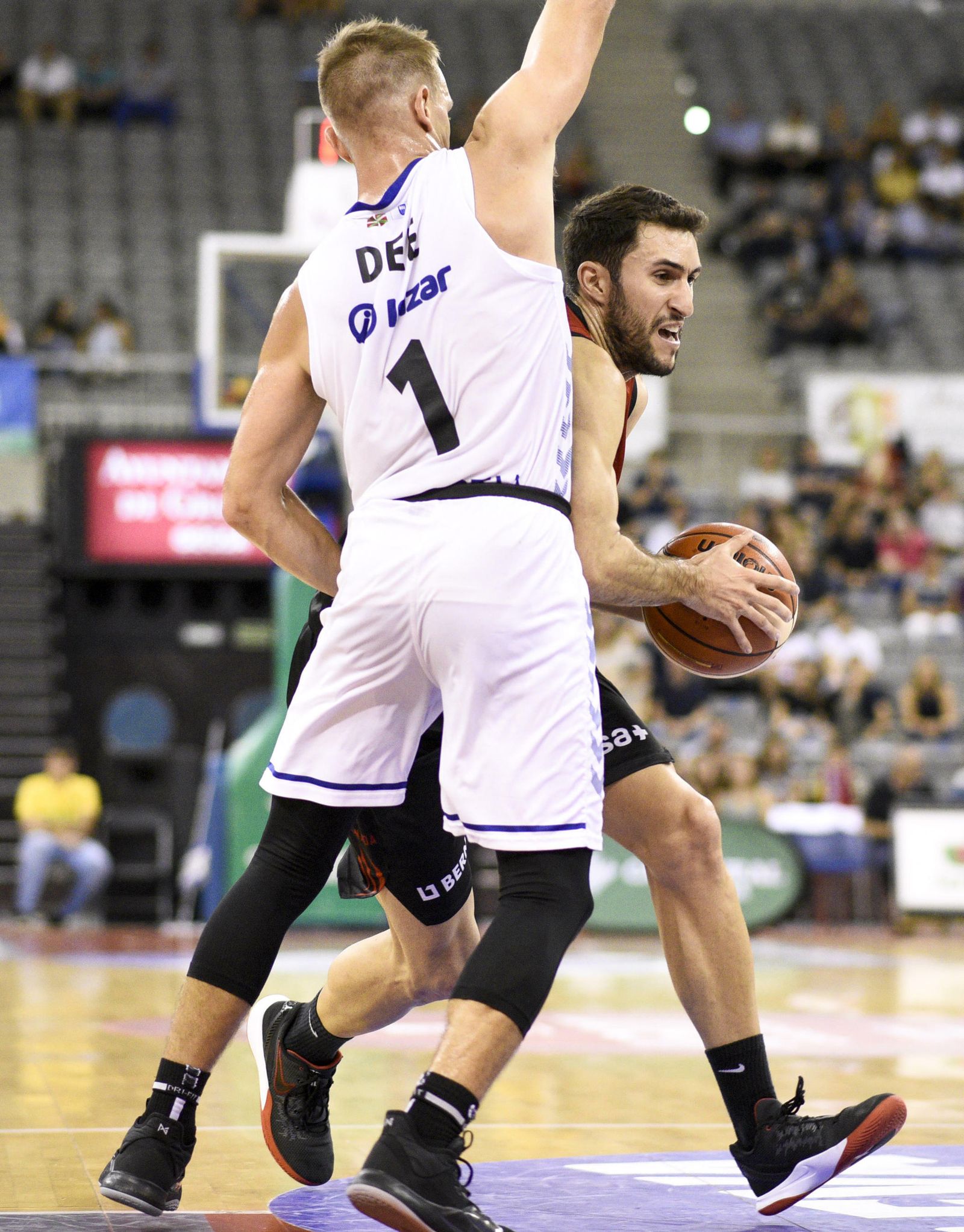 Manu Rodríguez, ante John Dee