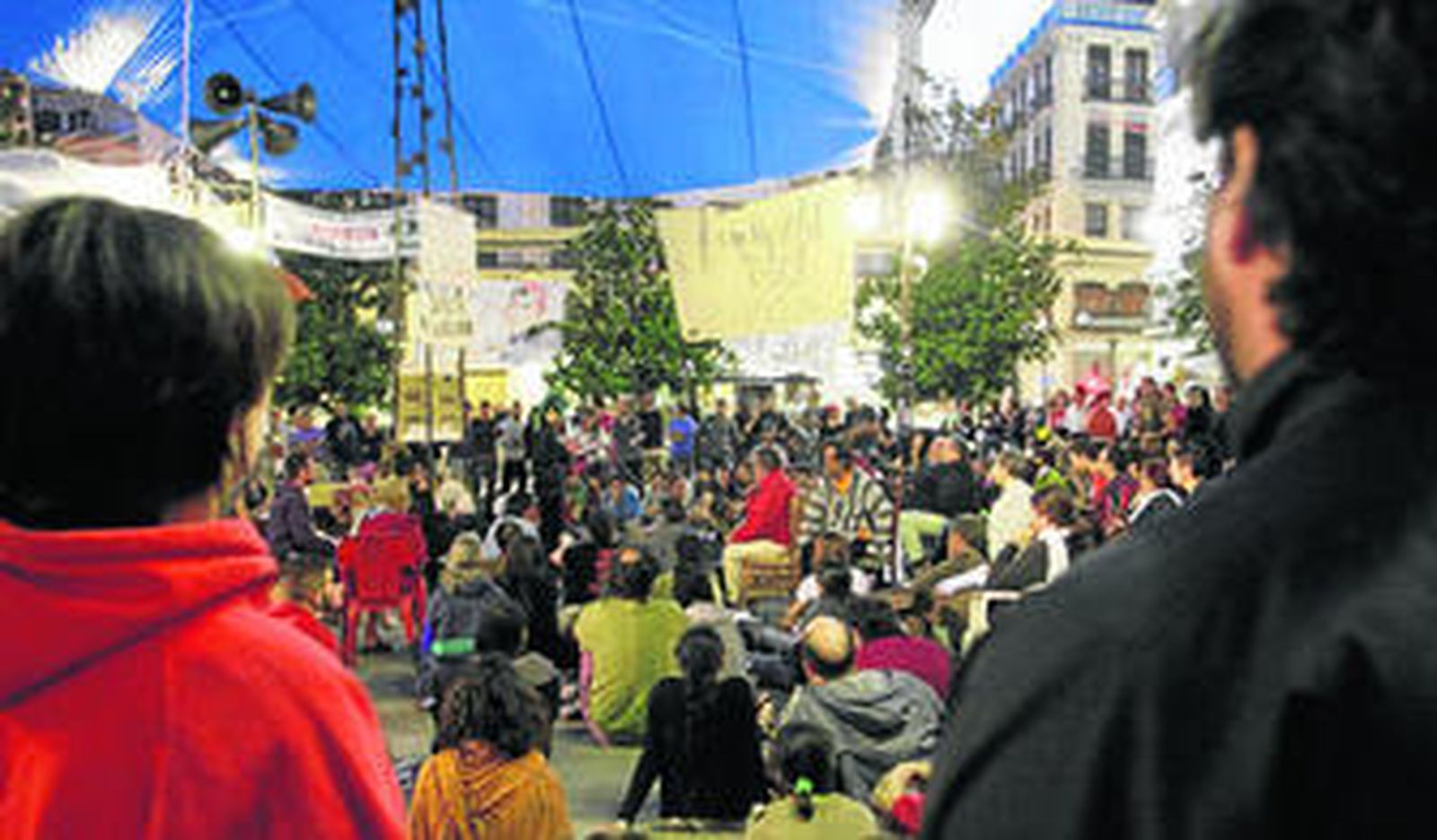 Un momento de la asamblea que comenzó ayer a las 21:30 horas.