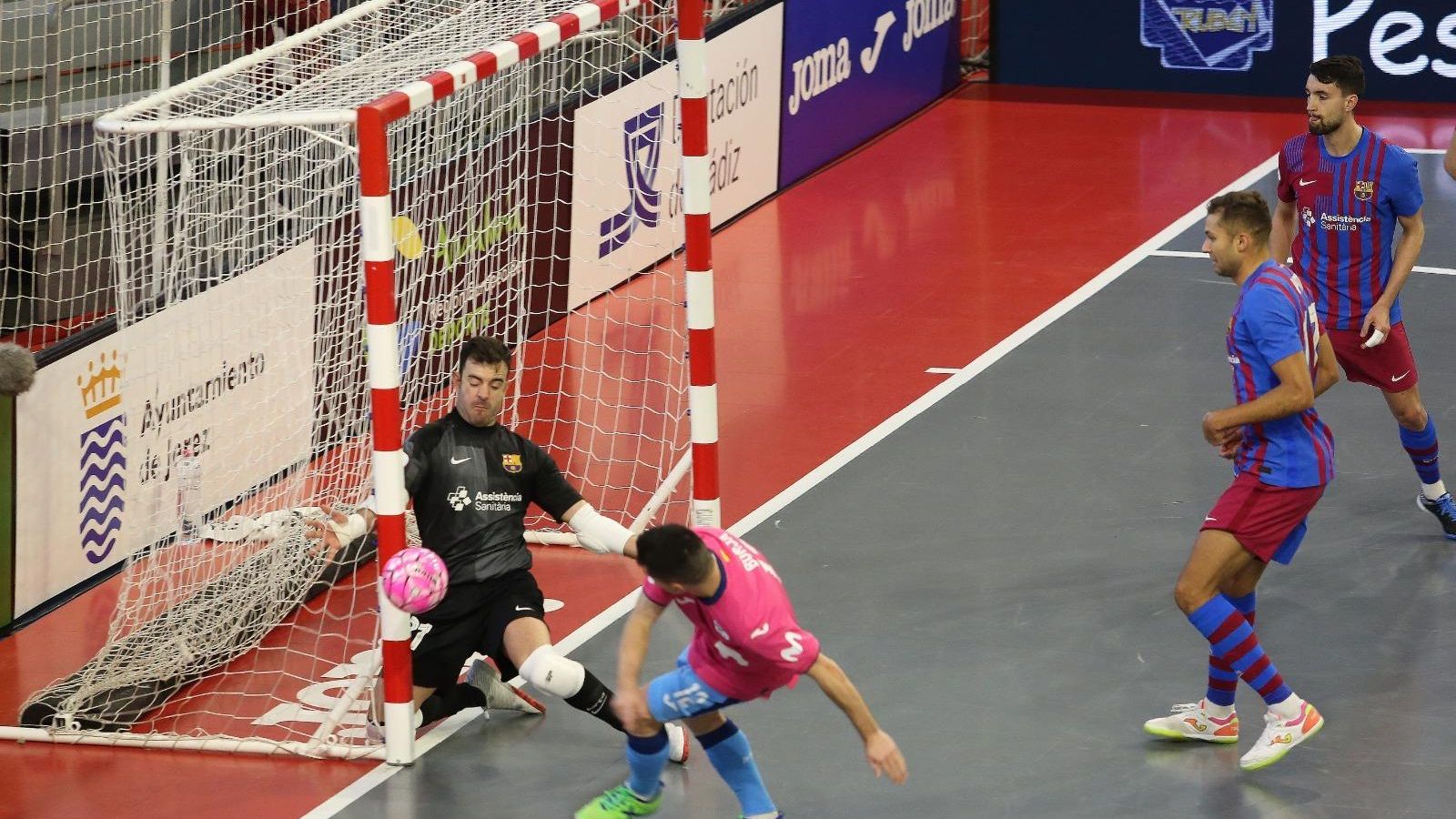 Borja lanza al palo jugando como portero jugador en los minutos finales del encuentro. Borja lanza al palo jugando como portero jugador en los minutos finales del encuentro.