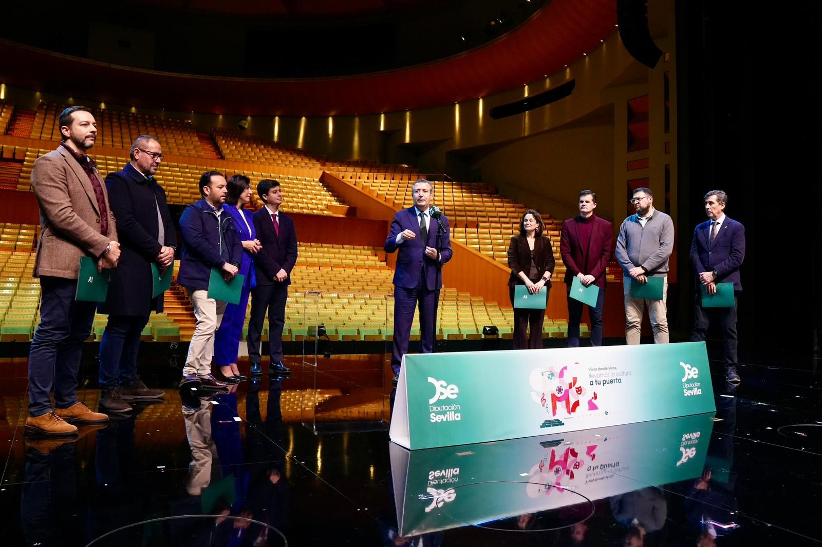 Entrega de las resoluciones de ayuda del programa 2030 de la Diputación en el Teatro de la Maestranz