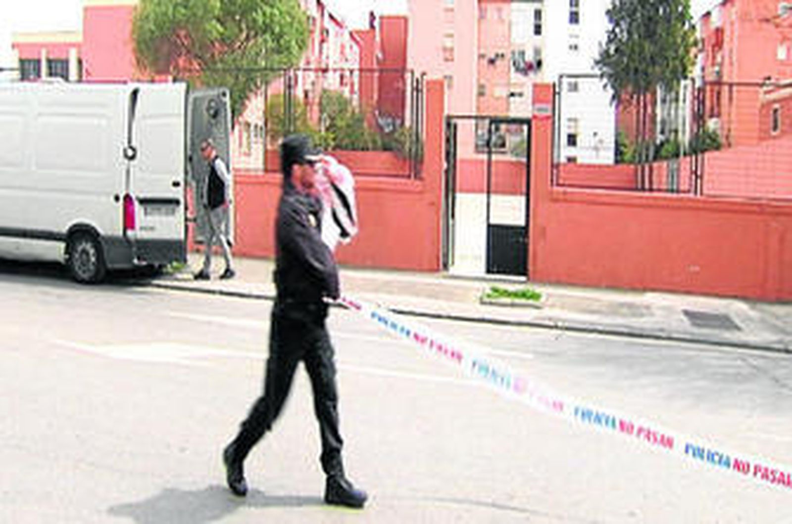 Momento en el un agente levanta el cerco policial en torno al colegio Isabel La Católica.
