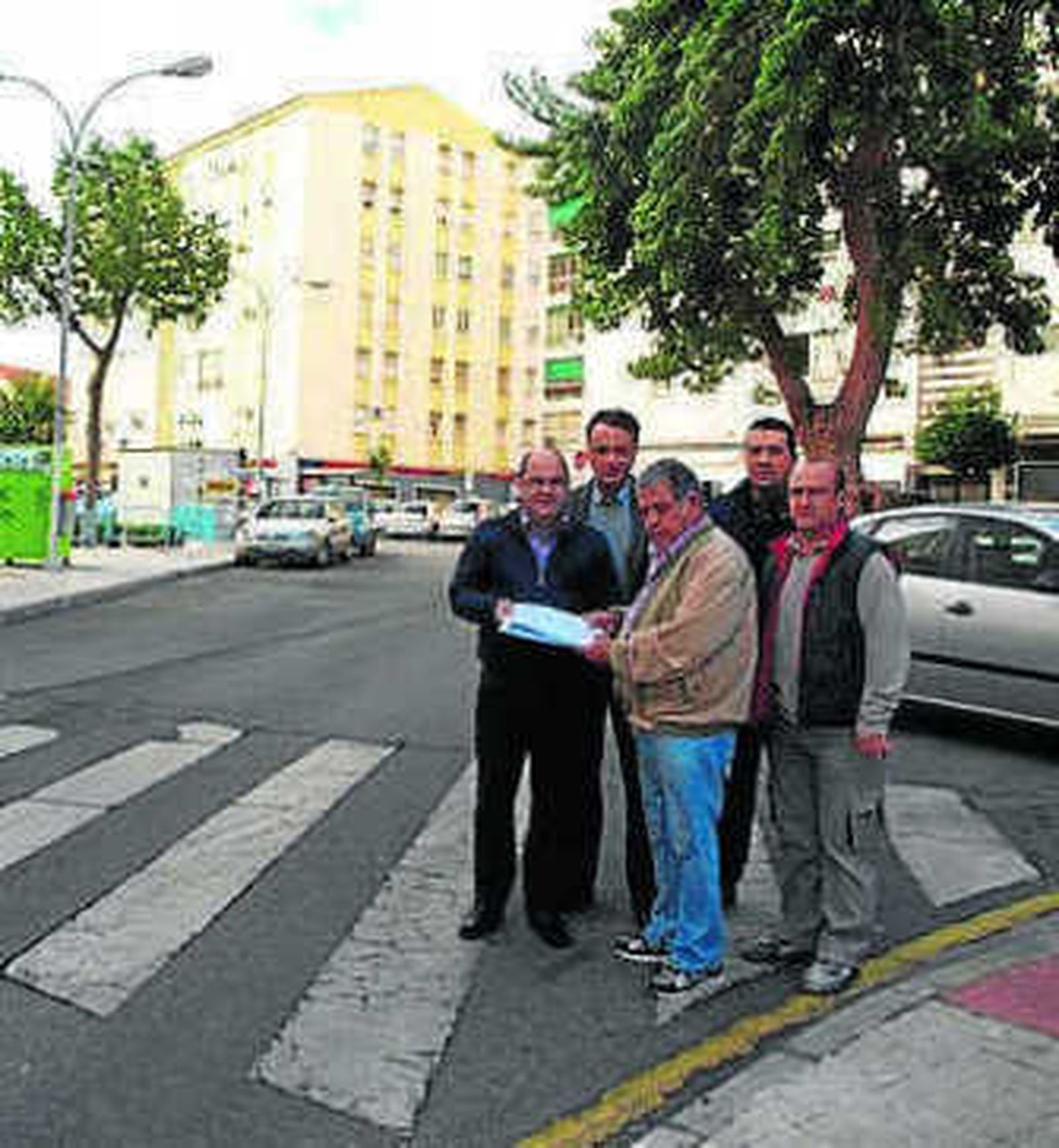 Los vecinos con la reclamación.