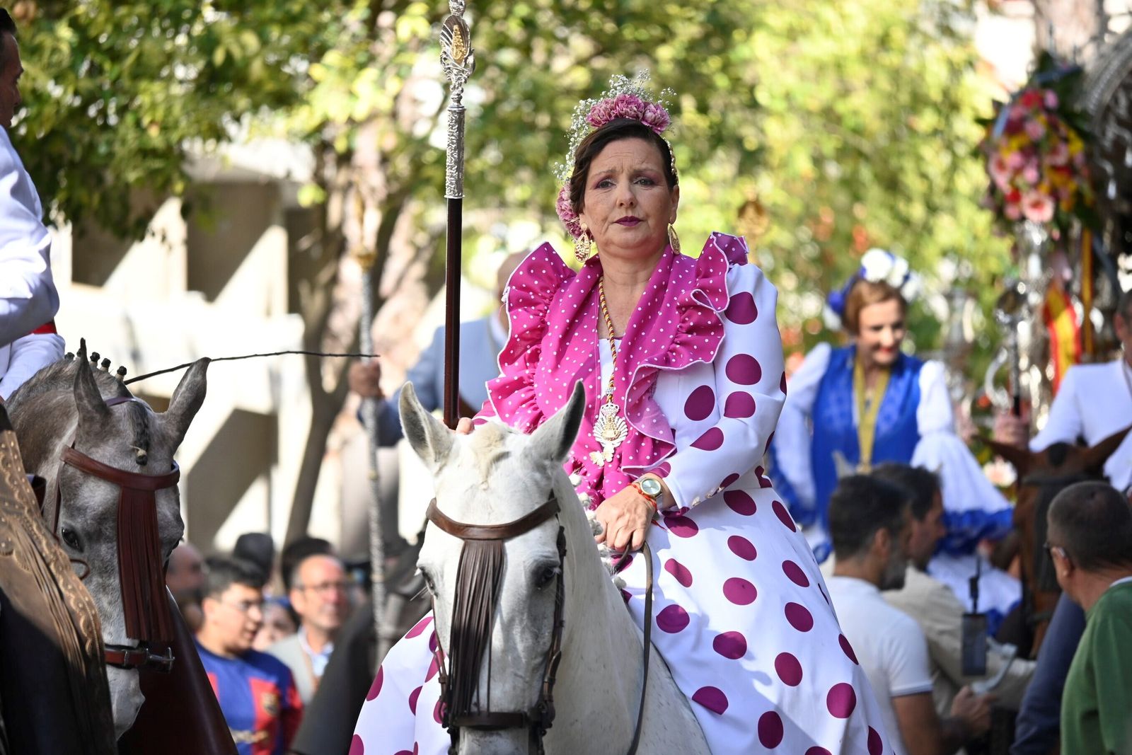 Imágenes de los peregrinos de la Hermandad de Emigrantes en su salida por las calles de Huelva