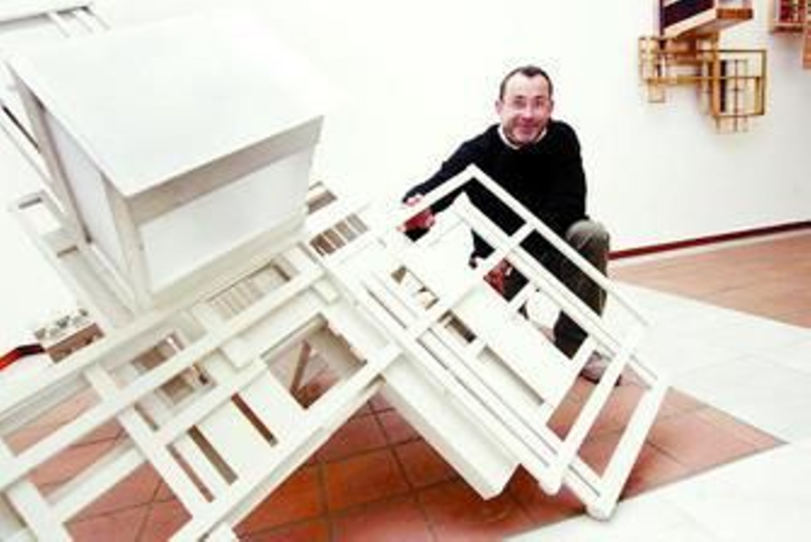 Miguel Rasero, junto a una de sus obras en la sala Puerta Nueva.
