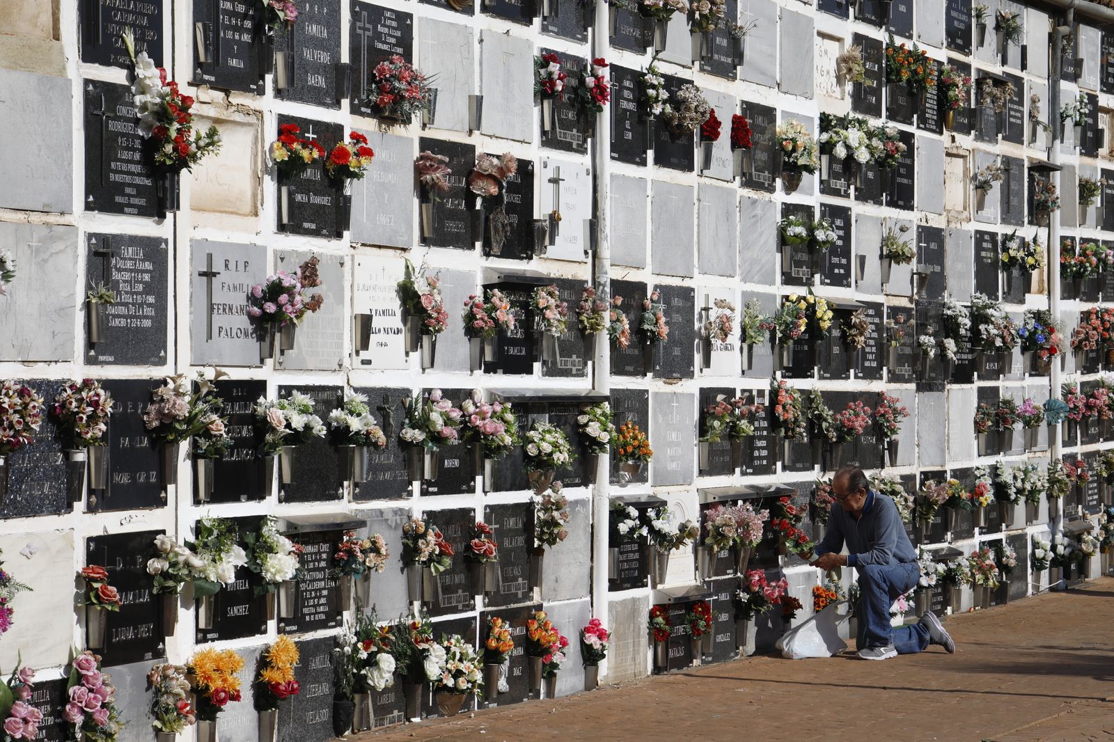 Las imágenes del día de Los Santos en los cementerios de Córdoba