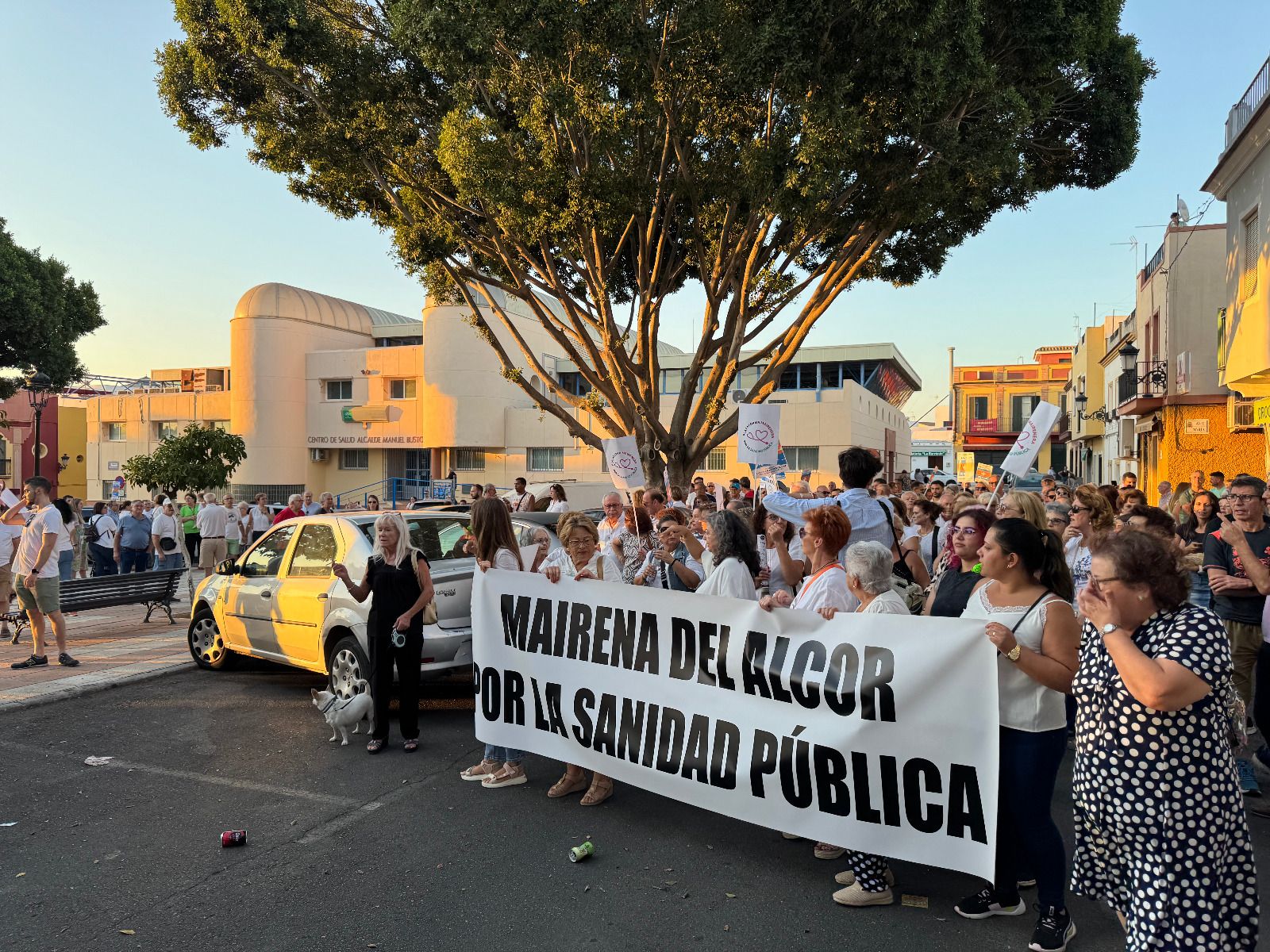 Los vecinos durante la protesta a favor de la sanidad pública.